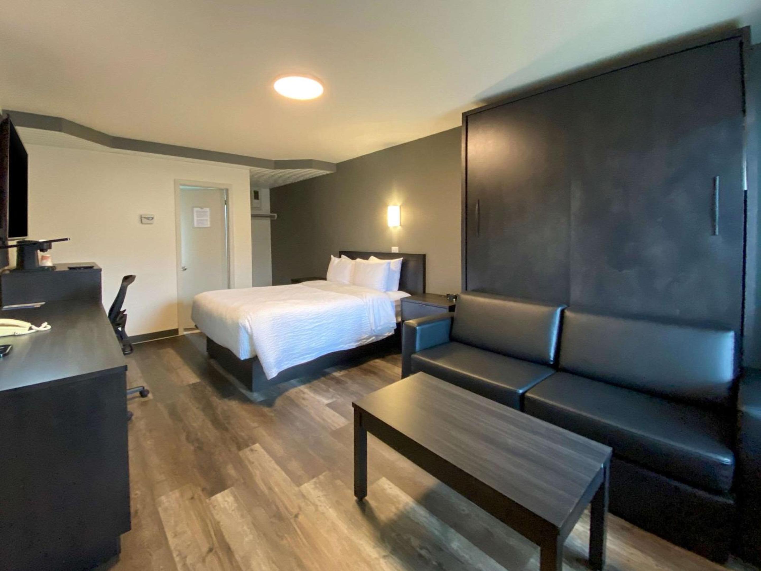 Queen Room with Wallbed - Non Smoking photo 3