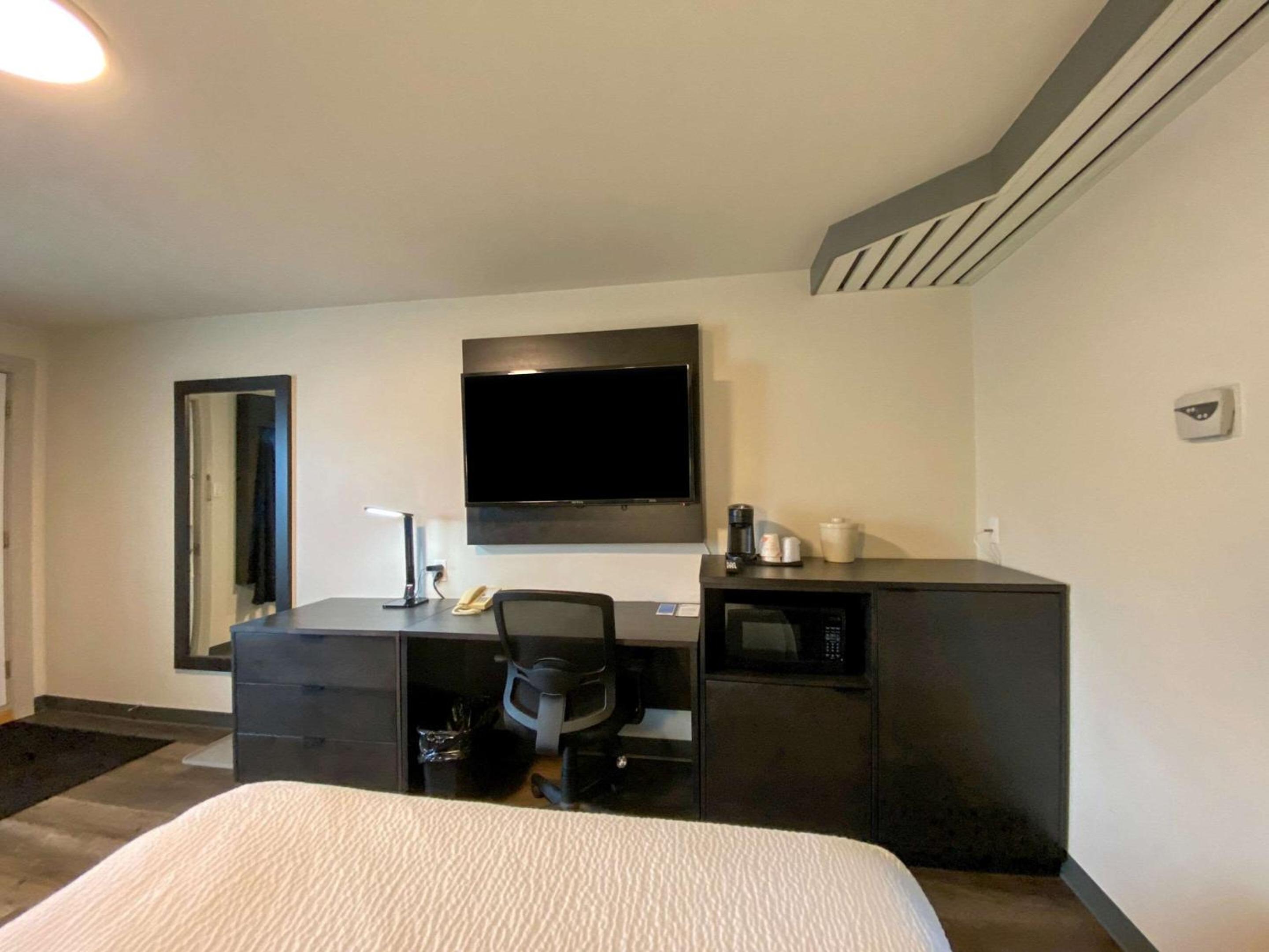 Queen Room with Wallbed - Non Smoking photo 1