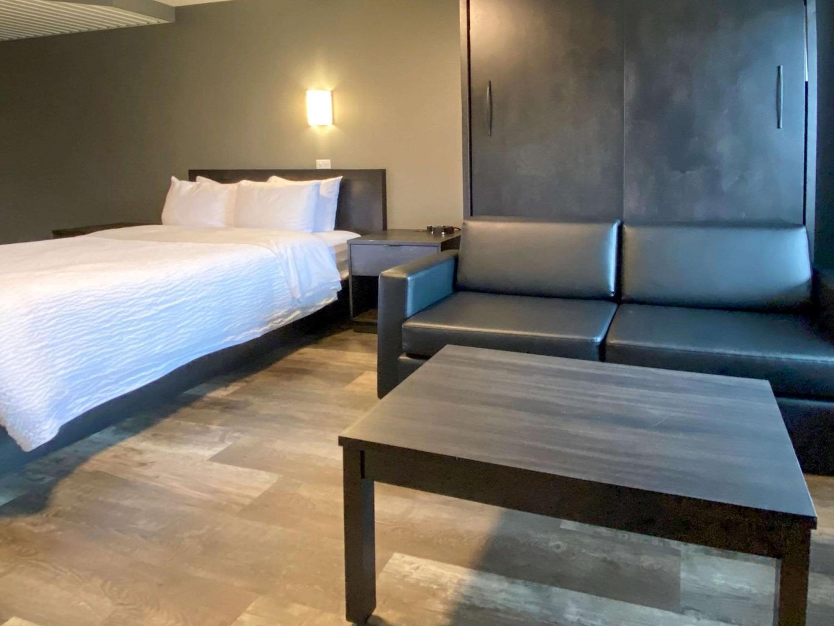 Queen Room with Wallbed - Non Smoking photo 2
