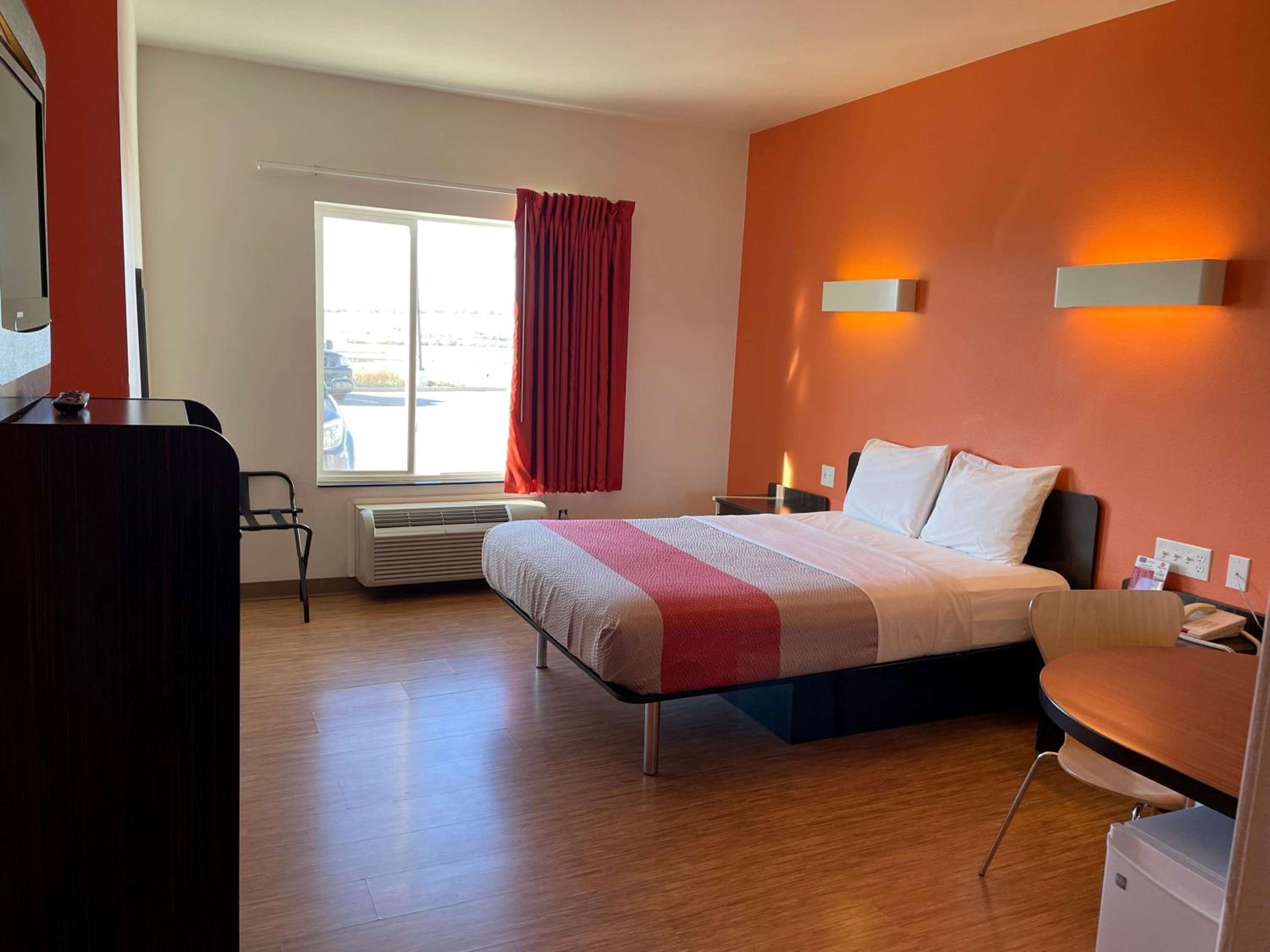 Queen Room with Roll-In Shower - Mobility Accessible/Non-Smoking photo 1