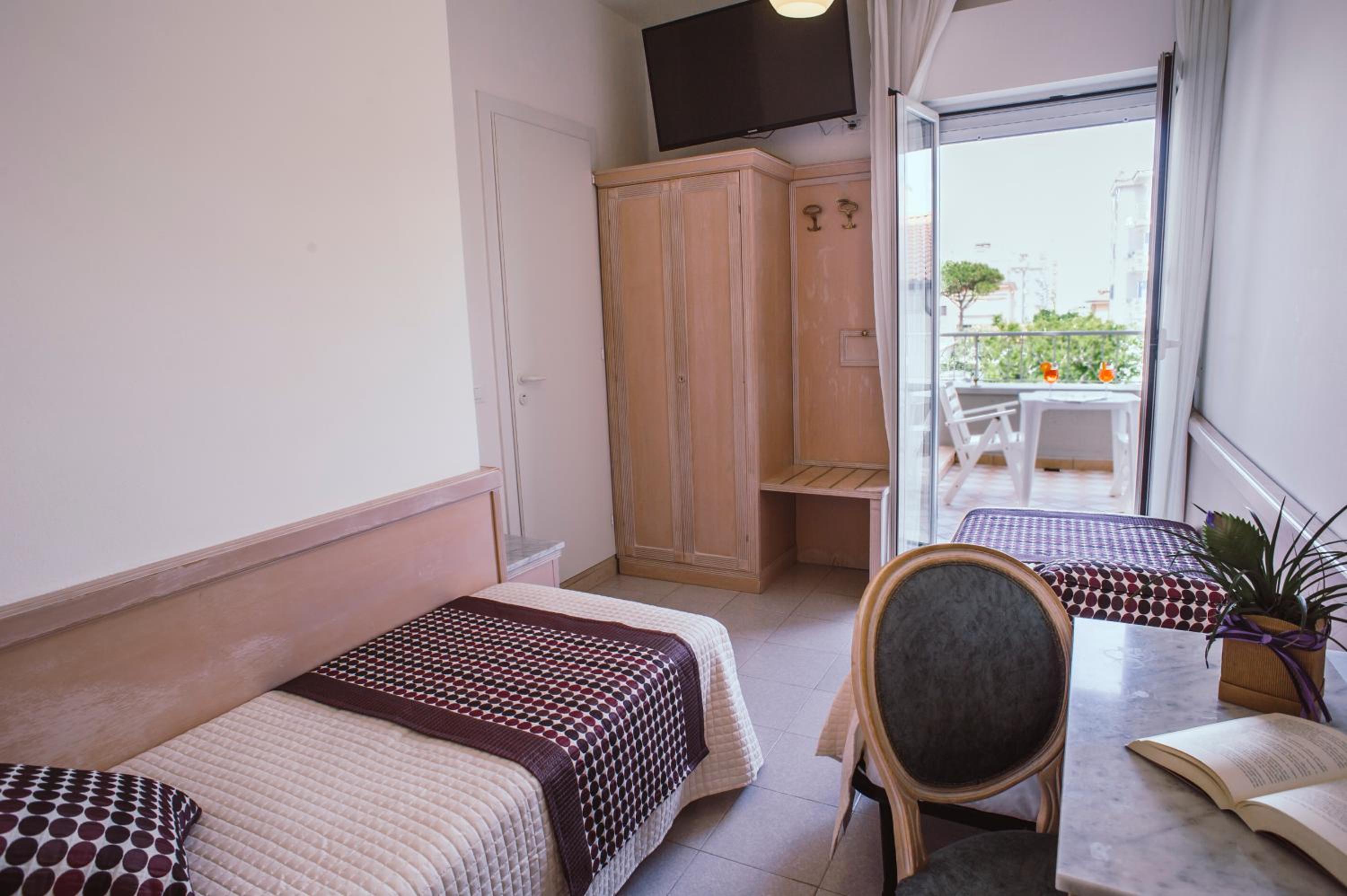 Economy Double or Twin Room with Balcony and Partial Sea View photo 1