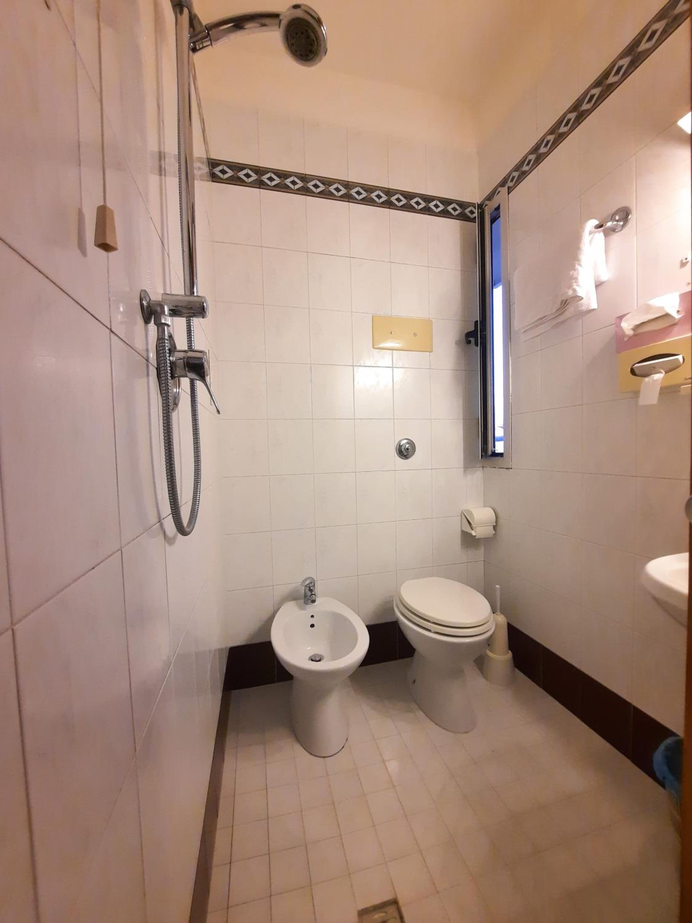 Economy Double or Twin Room with Balcony and Partial Sea View photo 2