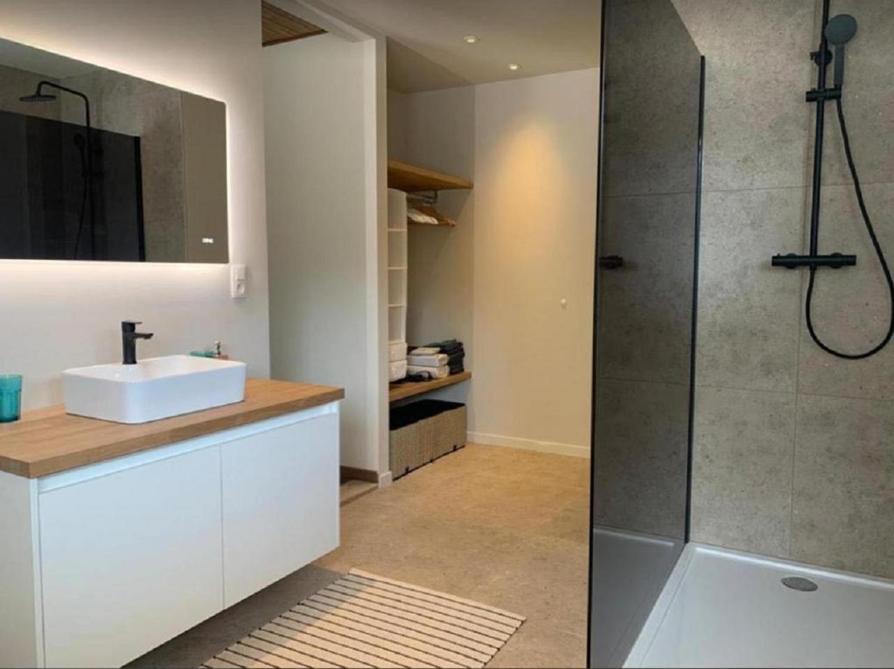 Deluxe Double Room with Shower photo 2