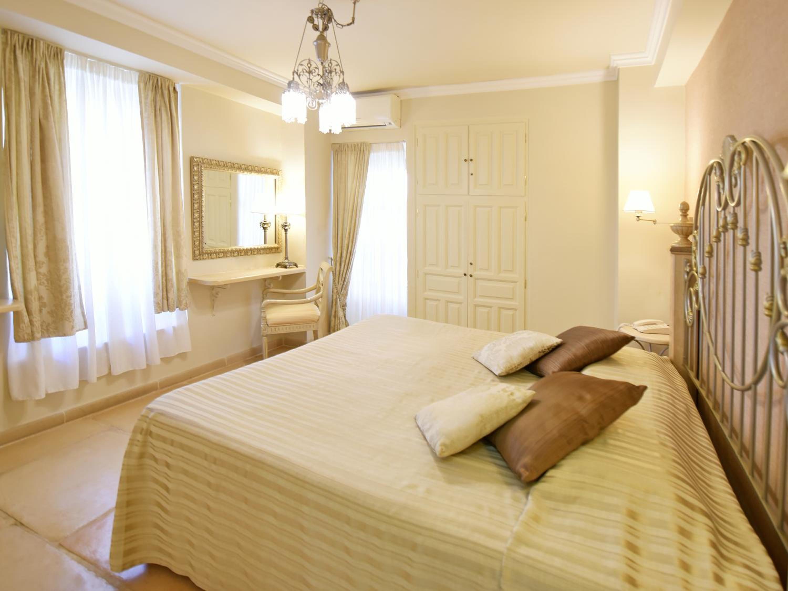 Double Room with Balcony - Photo 15