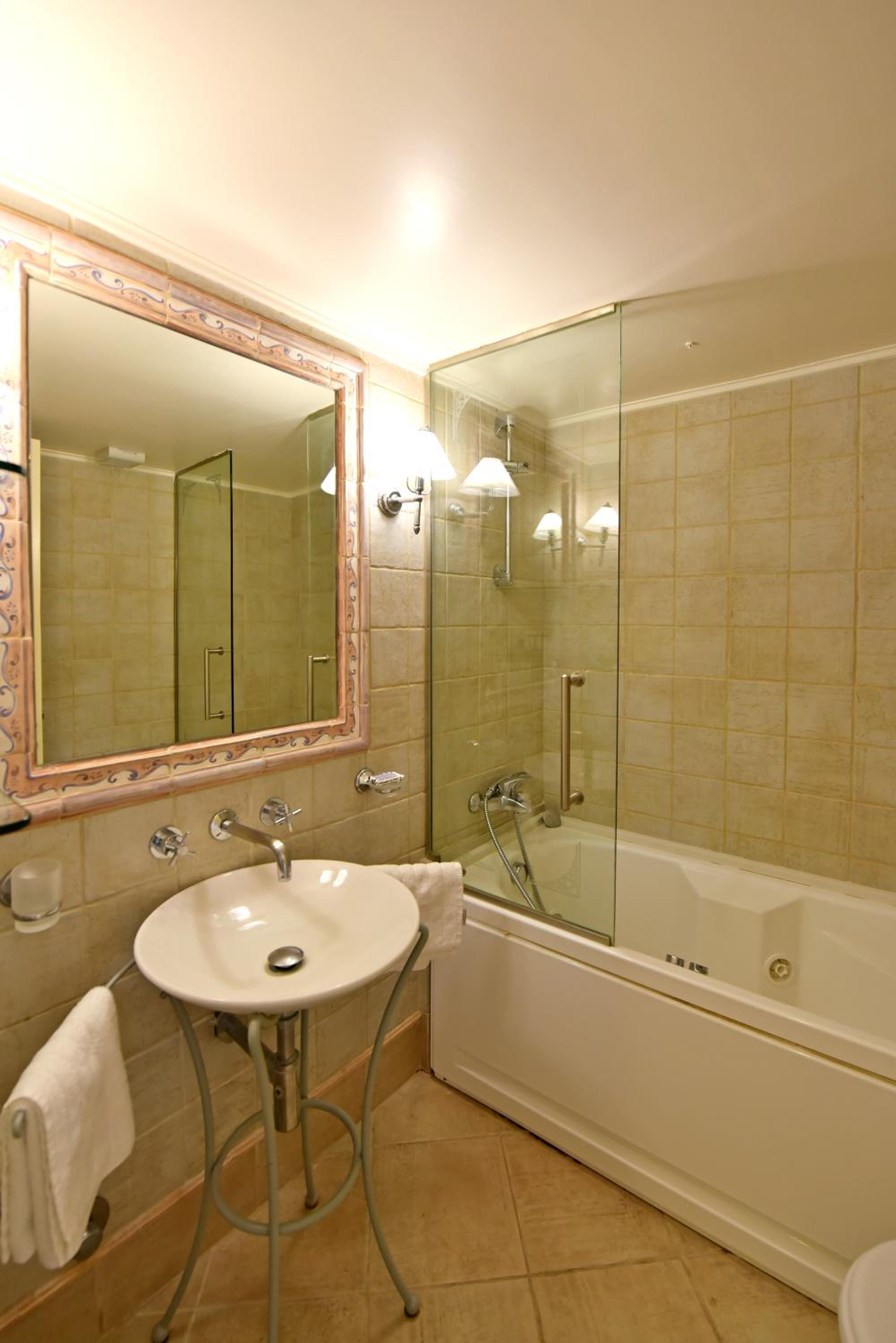 Superior Double Room with Balcony - Photo 21