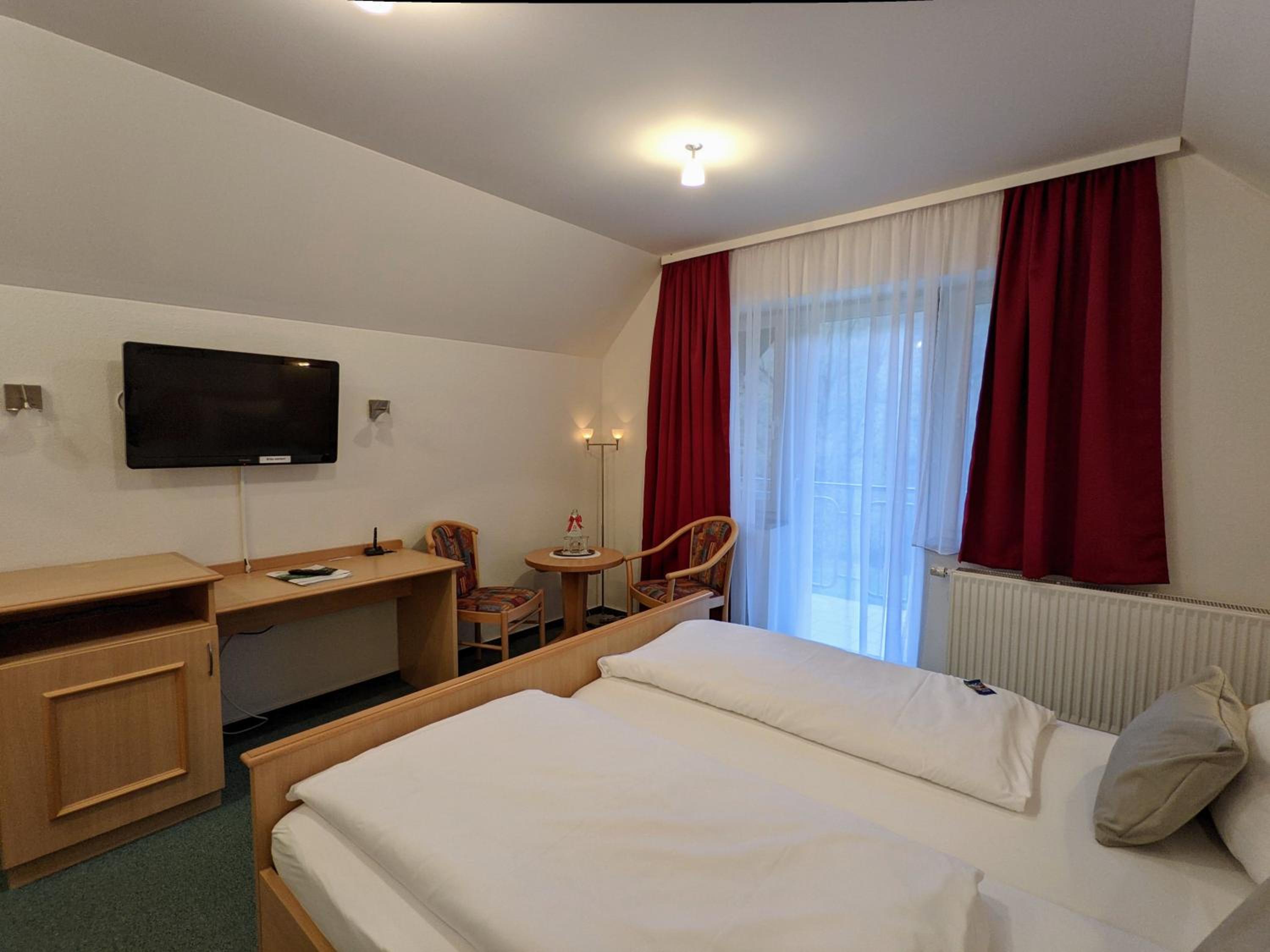 Budget Double Room - Photo 5