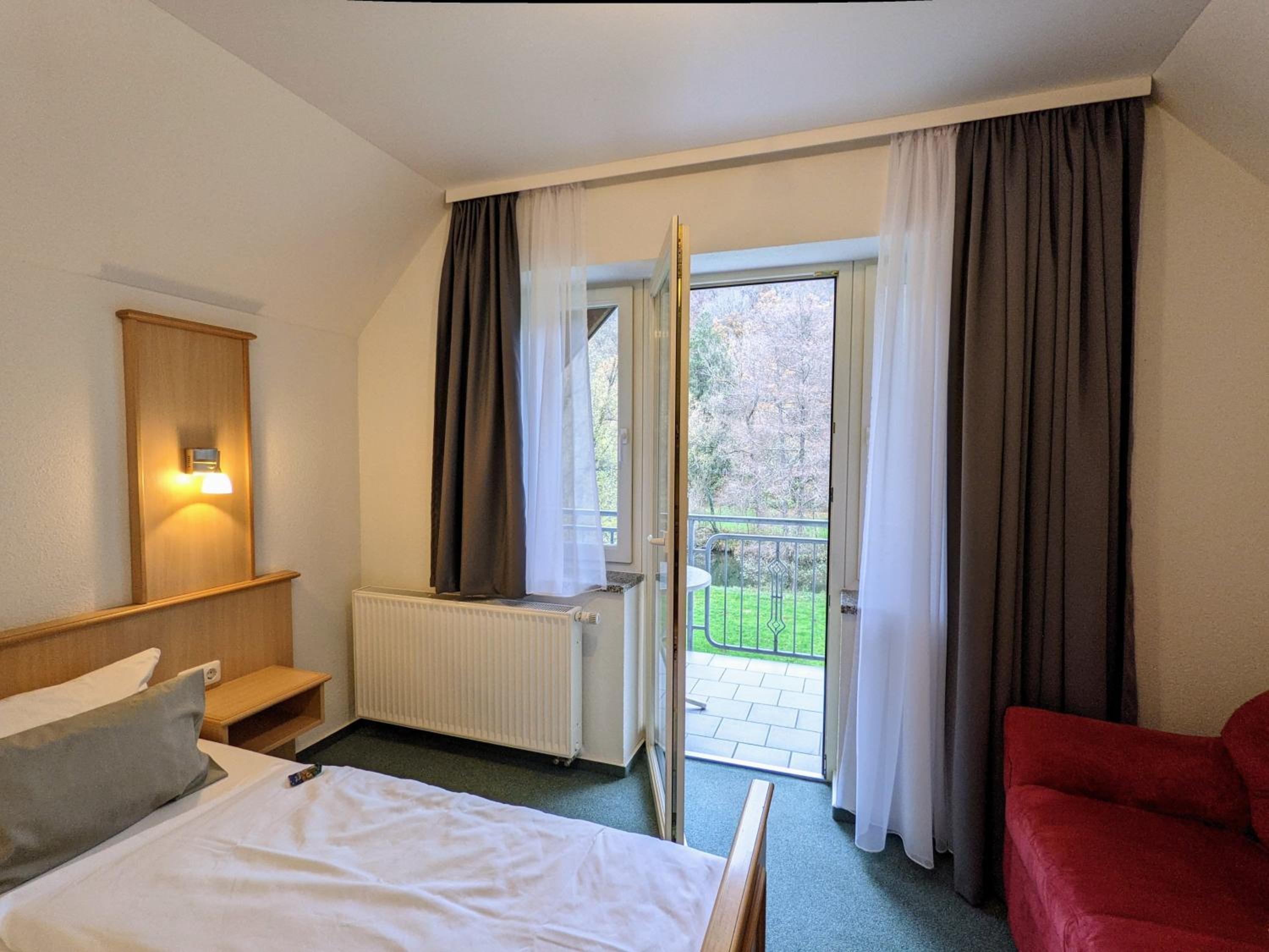 Budget Double Room - Photo 8