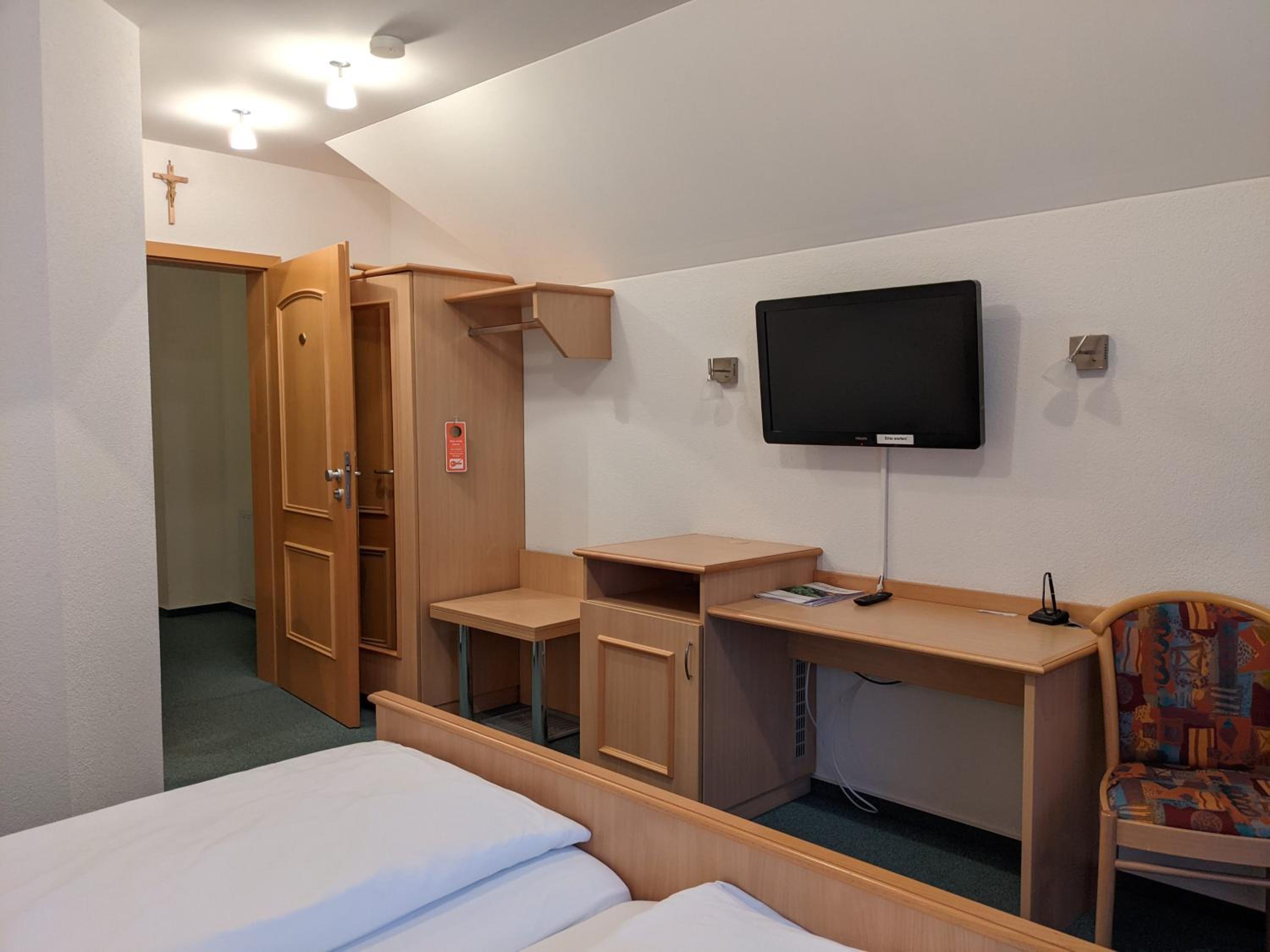 Budget Double Room - Photo 6
