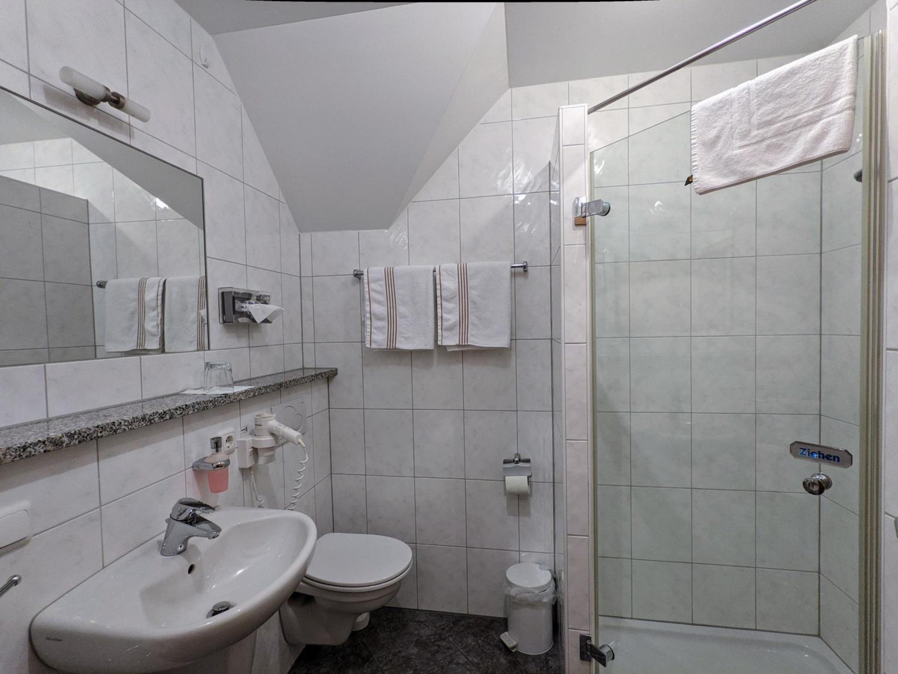 Budget Double Room - Photo 9
