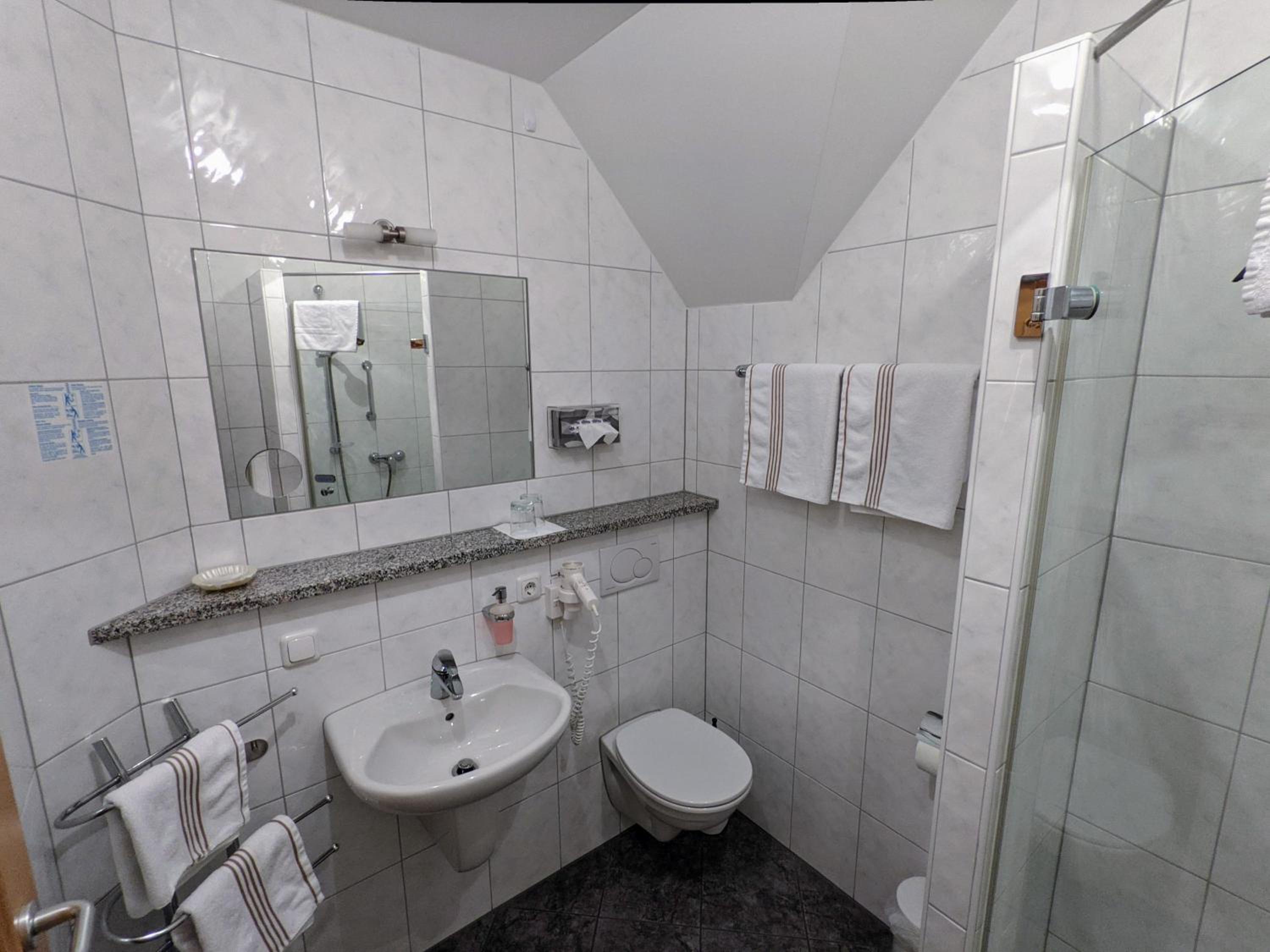 Budget Double Room - Photo 13