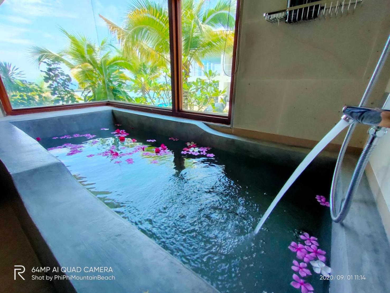 Deluxe Pool View with Bathtub photo 3