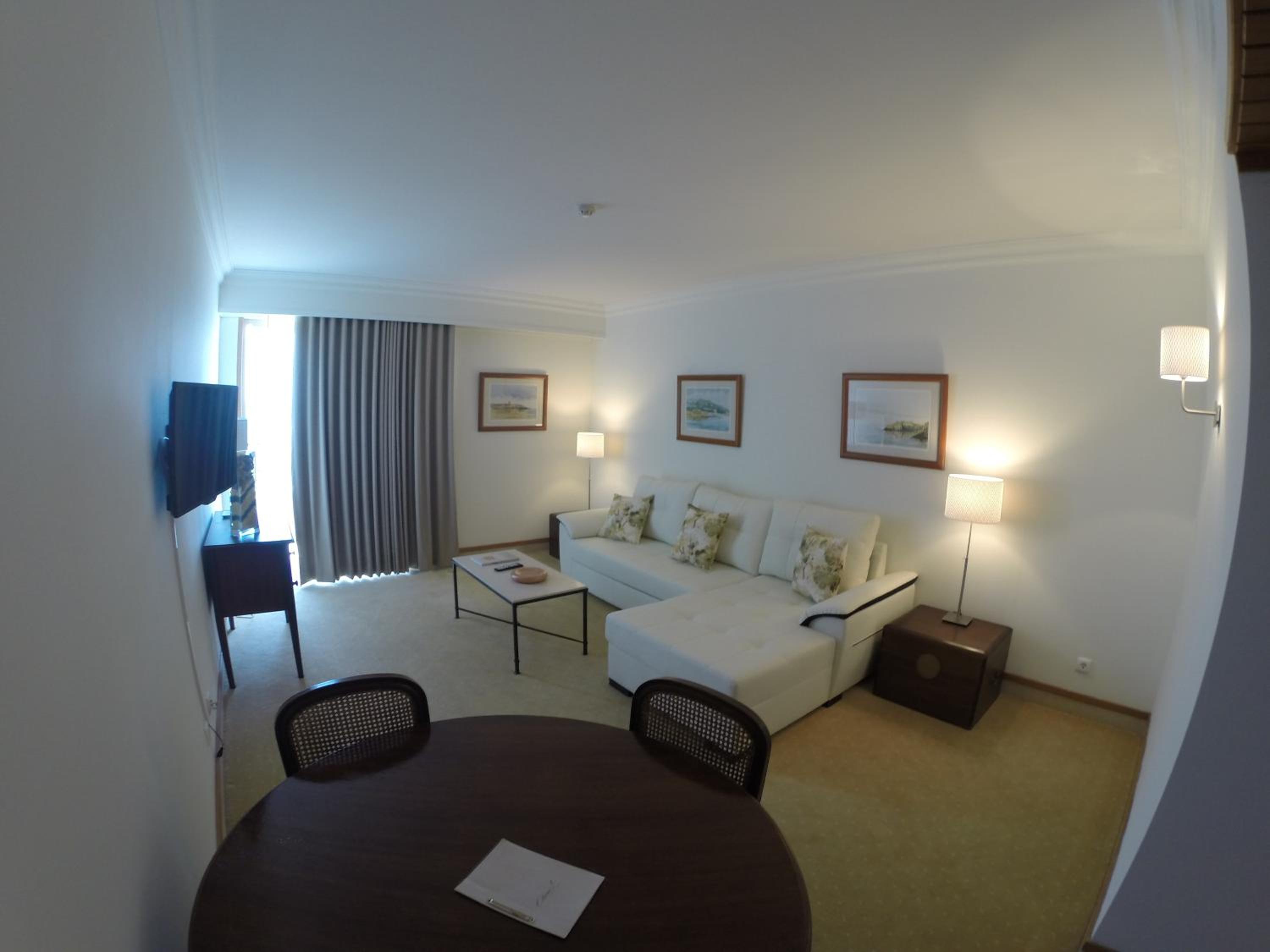 Deluxe Suite with Sea View - Photo 18