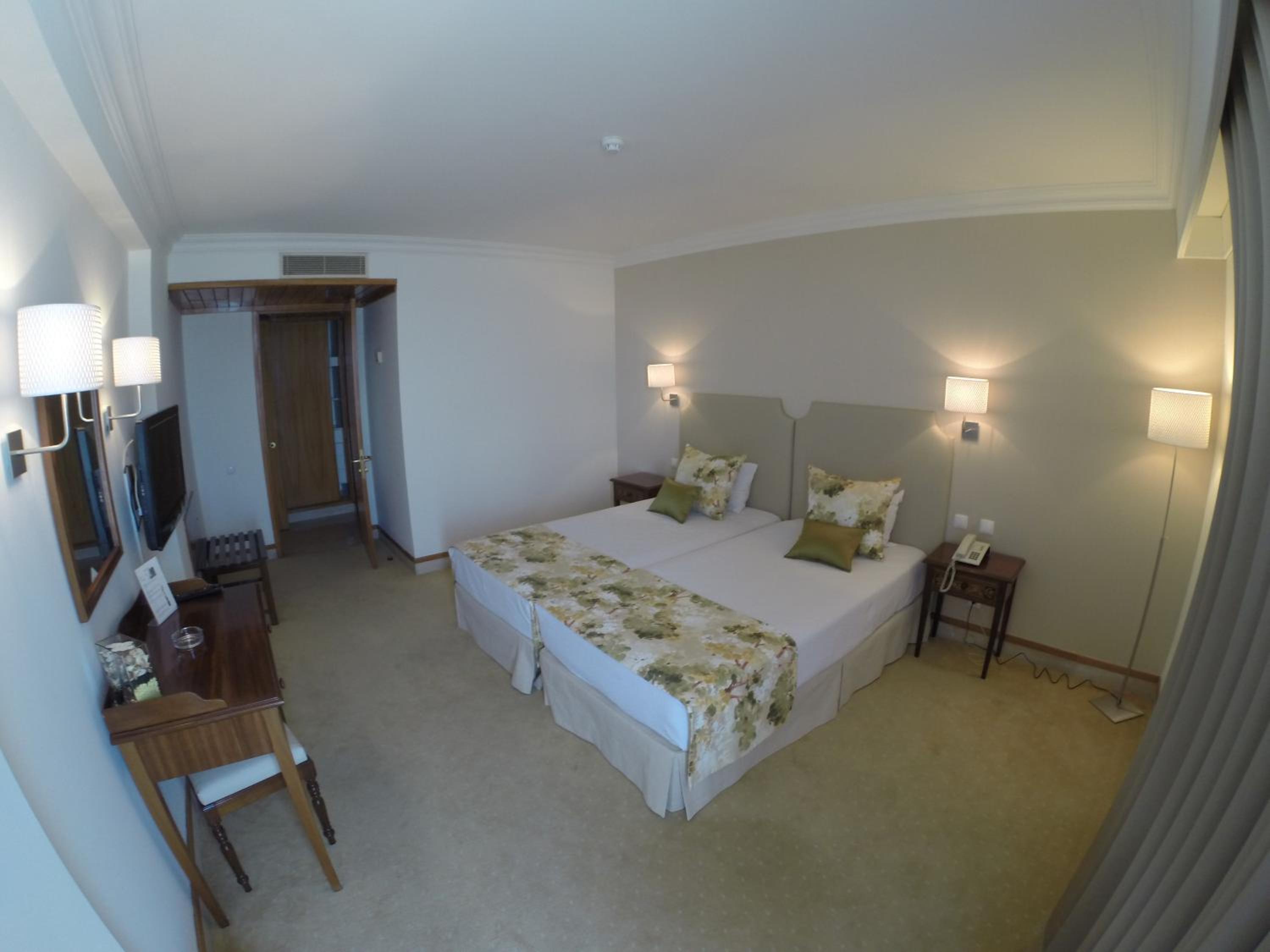 Deluxe Suite with Sea View - Photo 29