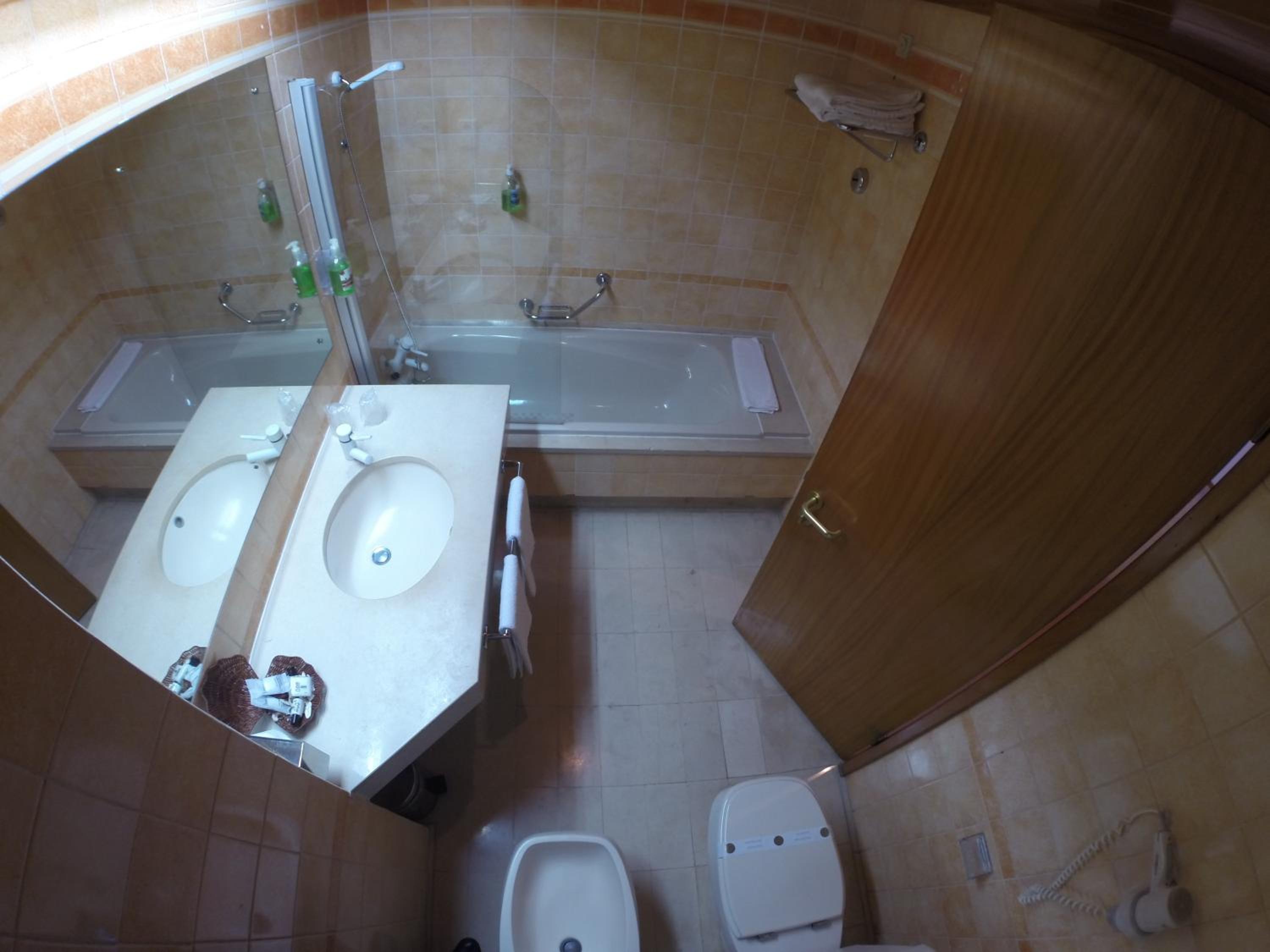 Deluxe Suite with Sea View - Photo 23