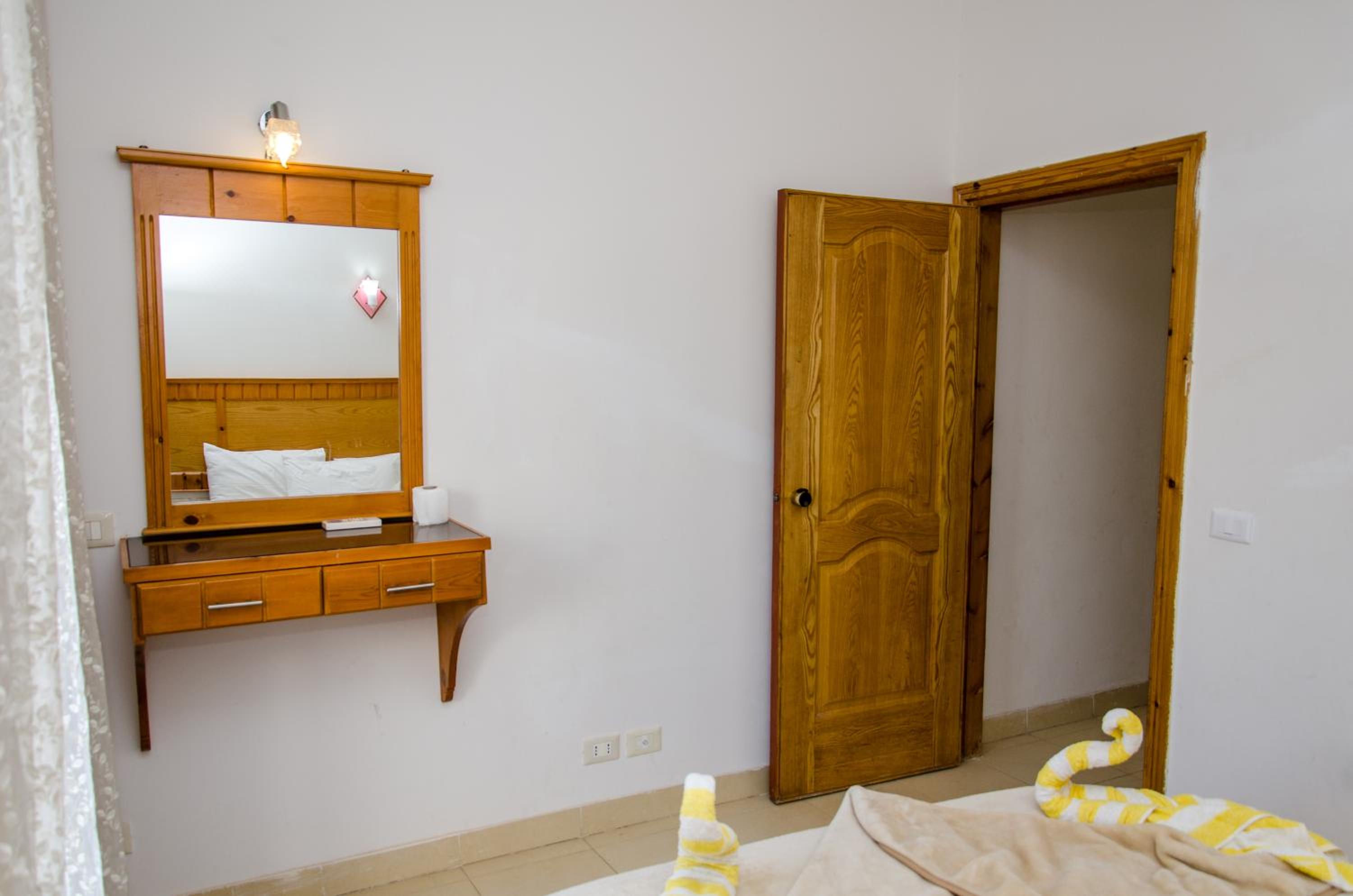 Double Room with Balcony - Photo 3