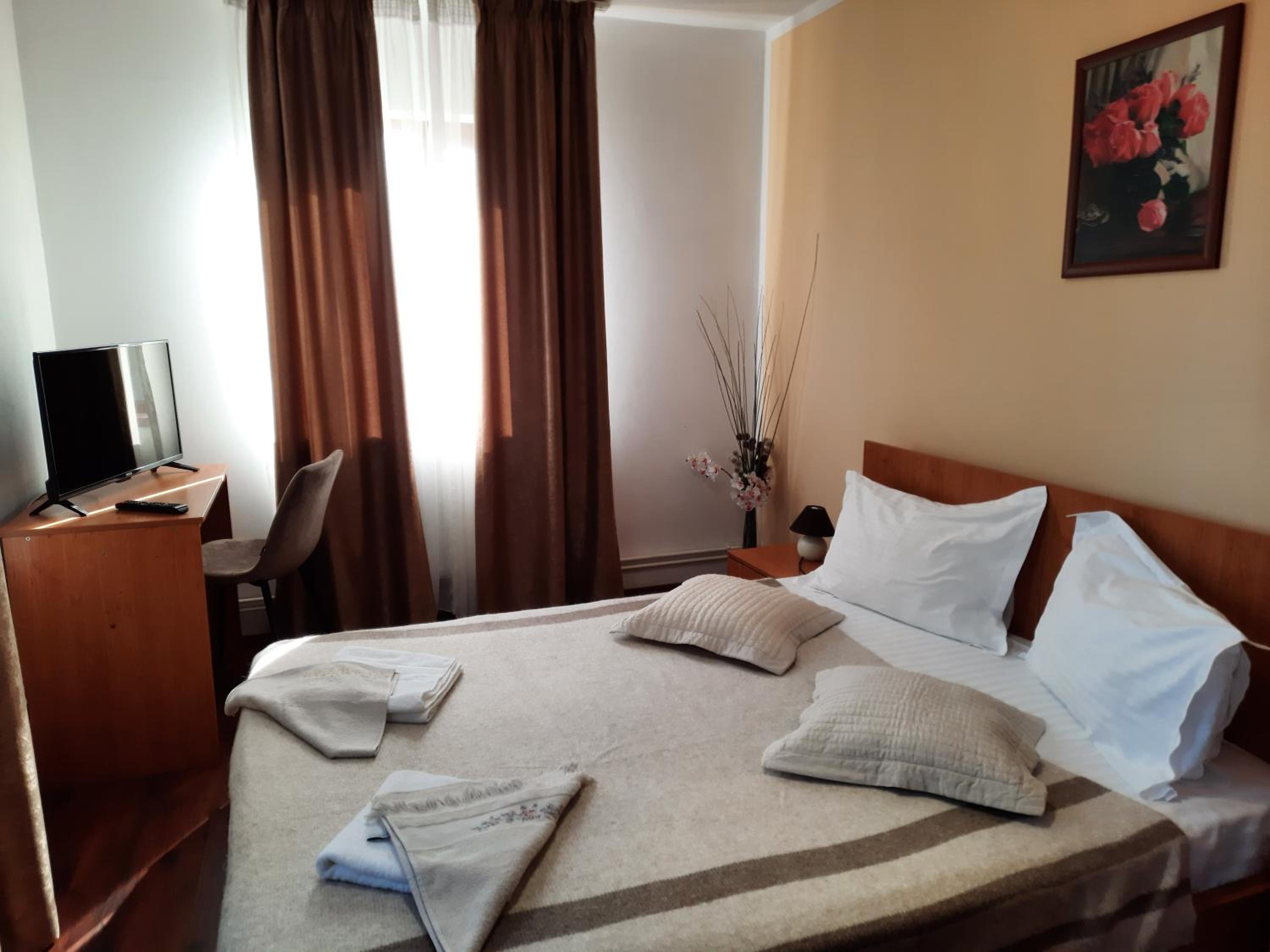 Double Room - Photo 12