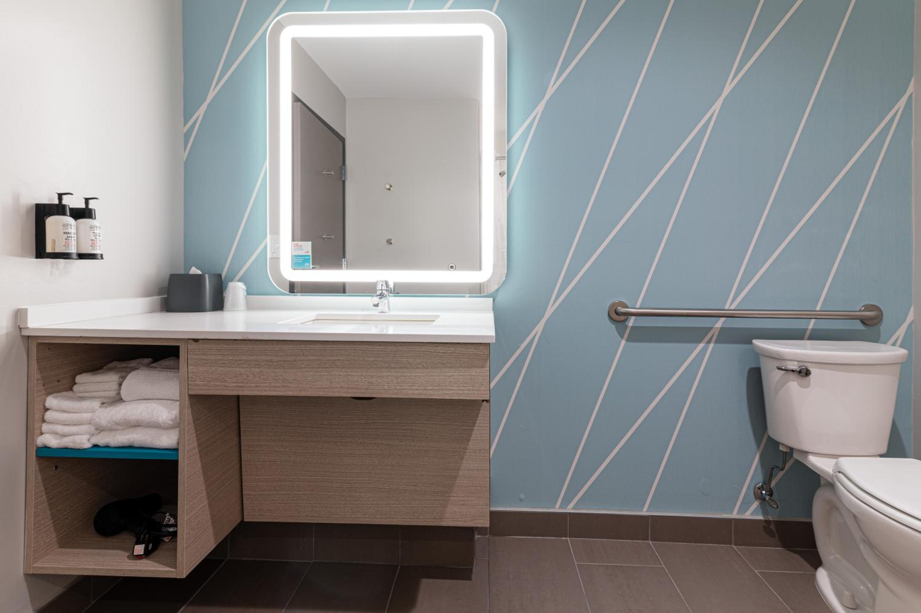 King Room - Mobility Access/Hearing Accessible - Photo 2