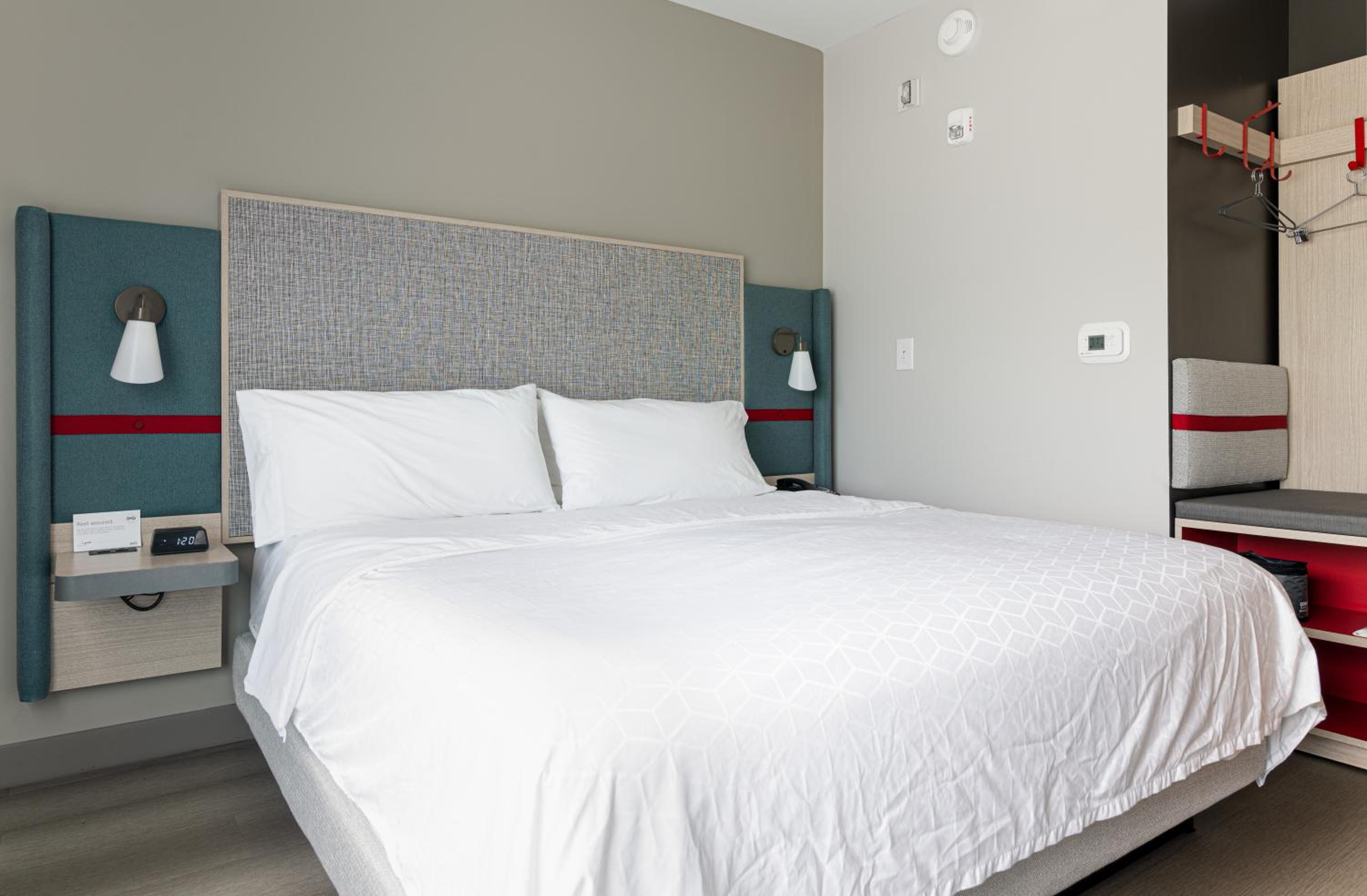 Standard King Room - Photo 5
