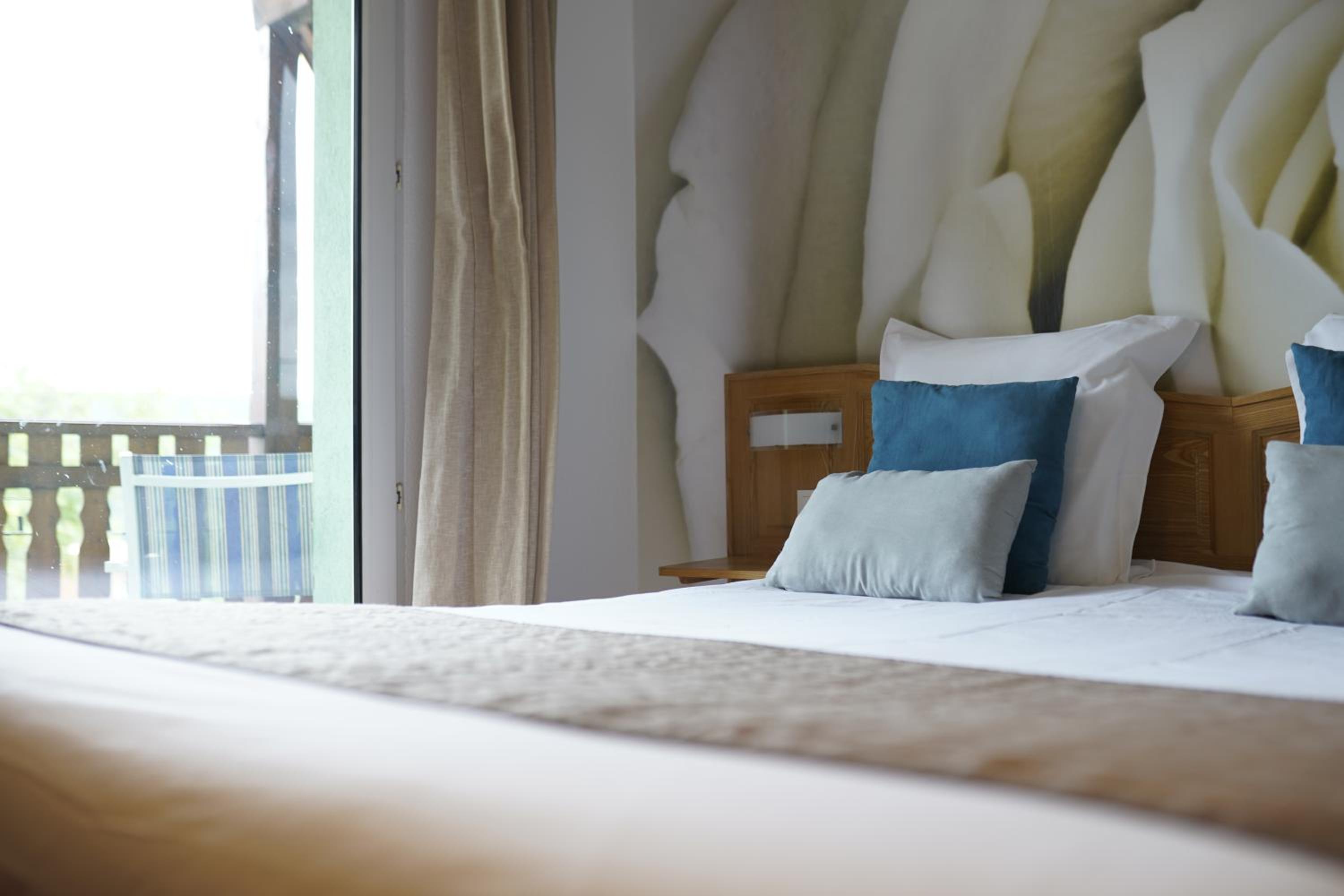 Large Double Room - Photo 3