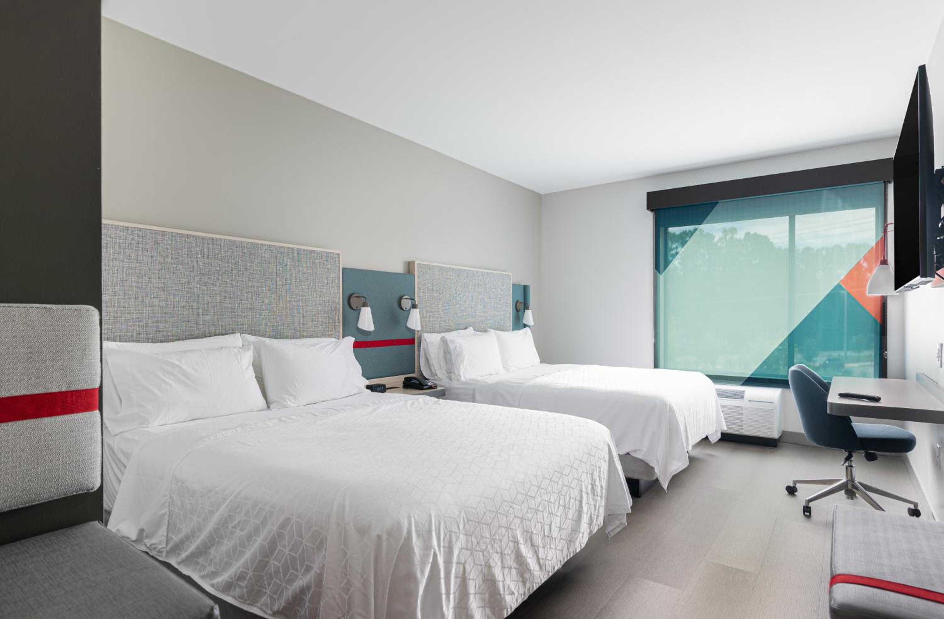 Standard Queen Room with Two Queen Beds - Photo 6