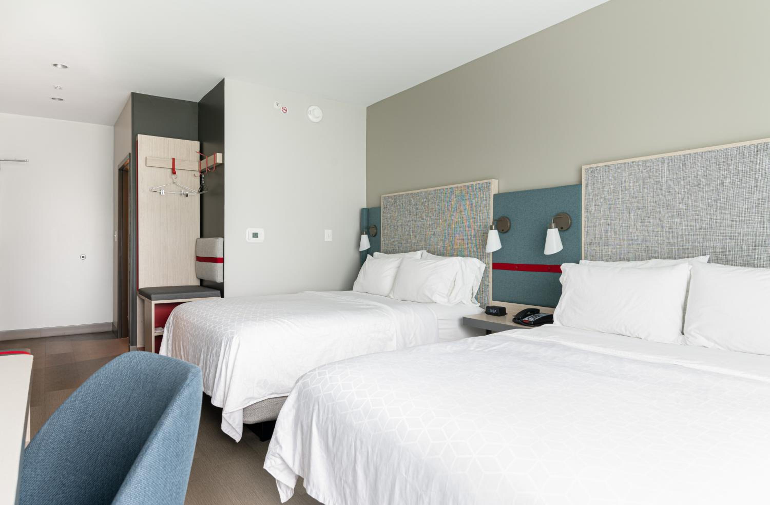 Standard Queen Room with Two Queen Beds - Photo 5
