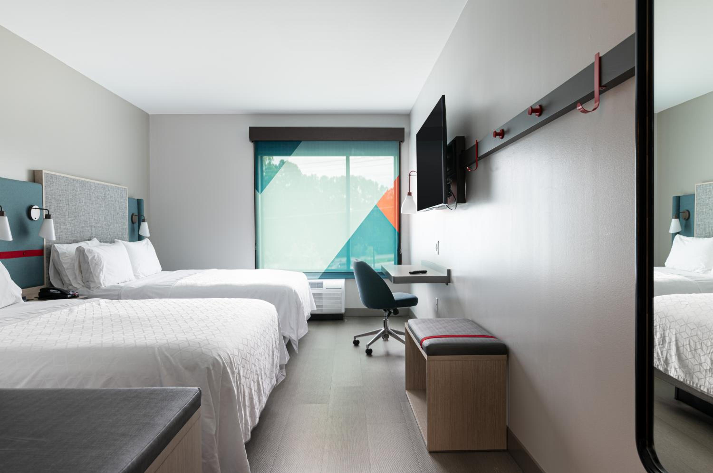 Standard Queen Room with Two Queen Beds - Photo 3