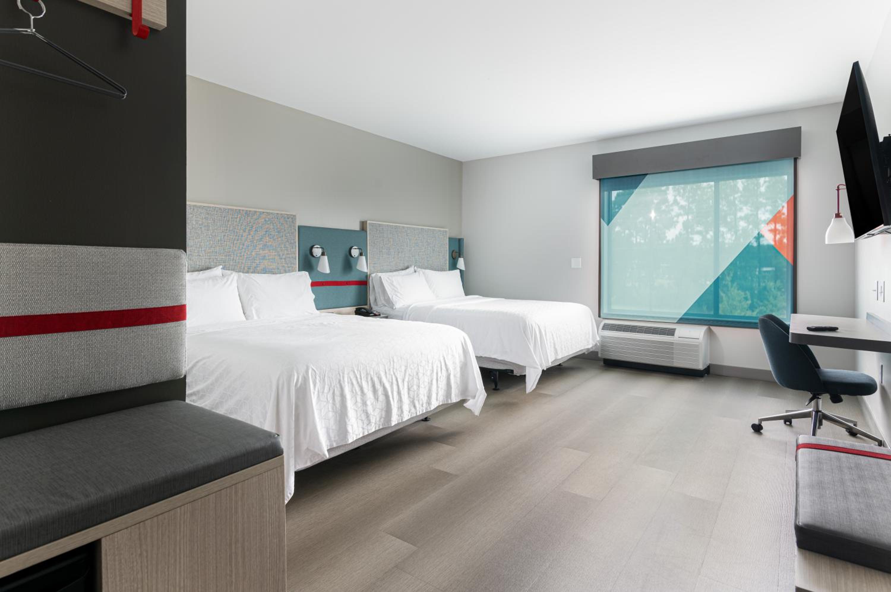 Standard Queen Room with Two Queen Beds - Photo 2