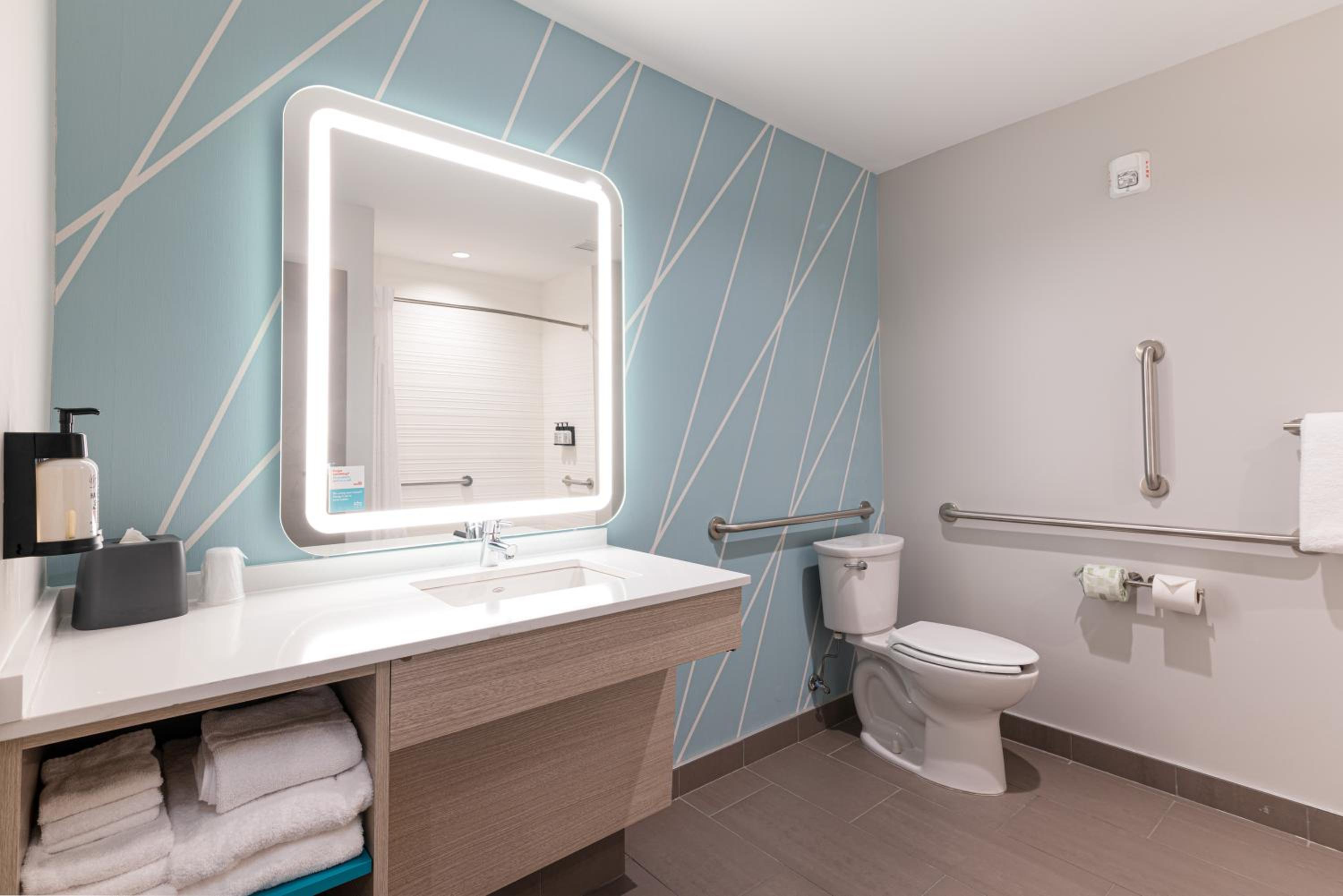 King Room - Mobility Access/Hearing Accessible - Photo 3