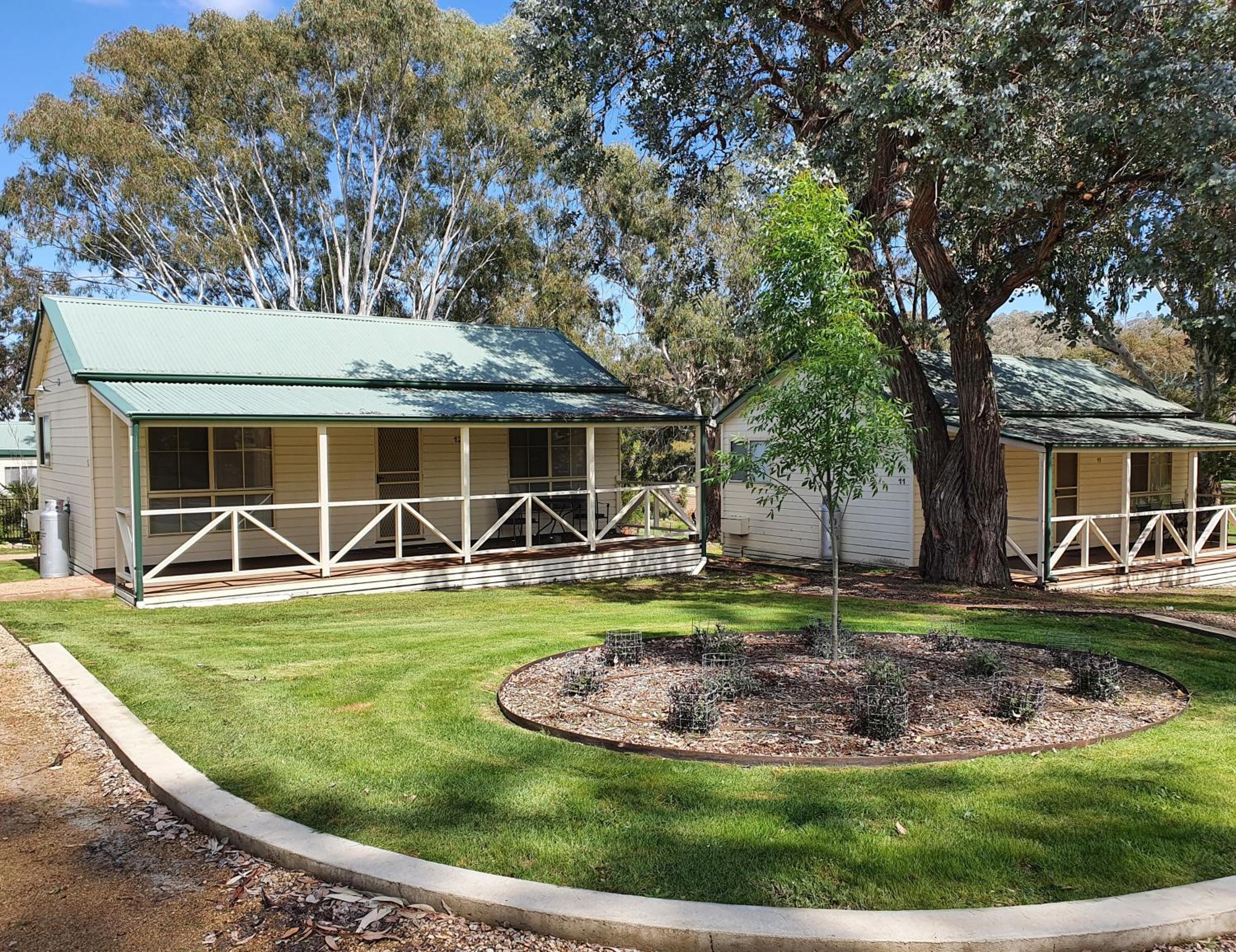 One-Bedroom Self Contained Spa Cottage photo 2