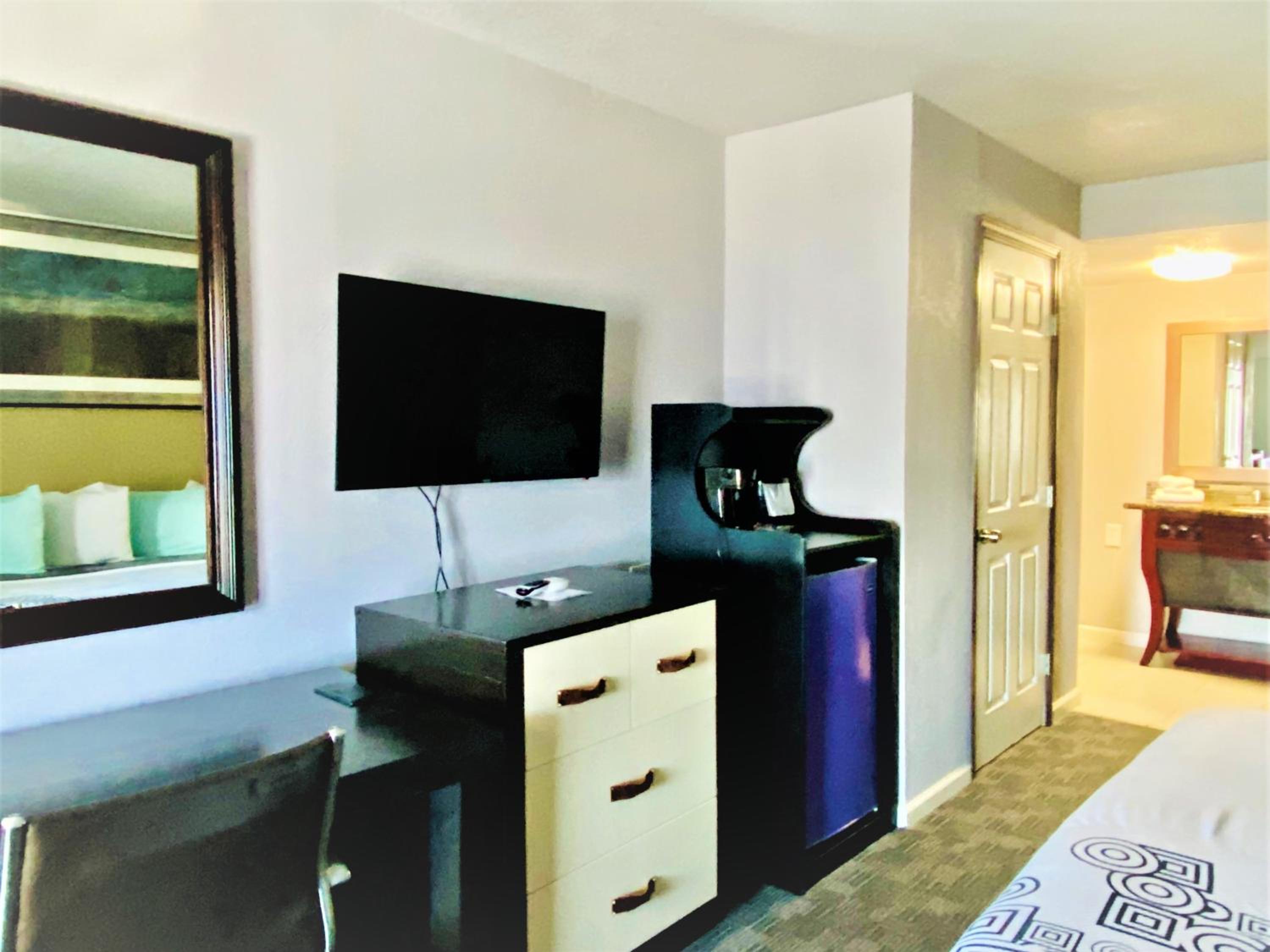 Deluxe King Room - Photo 1