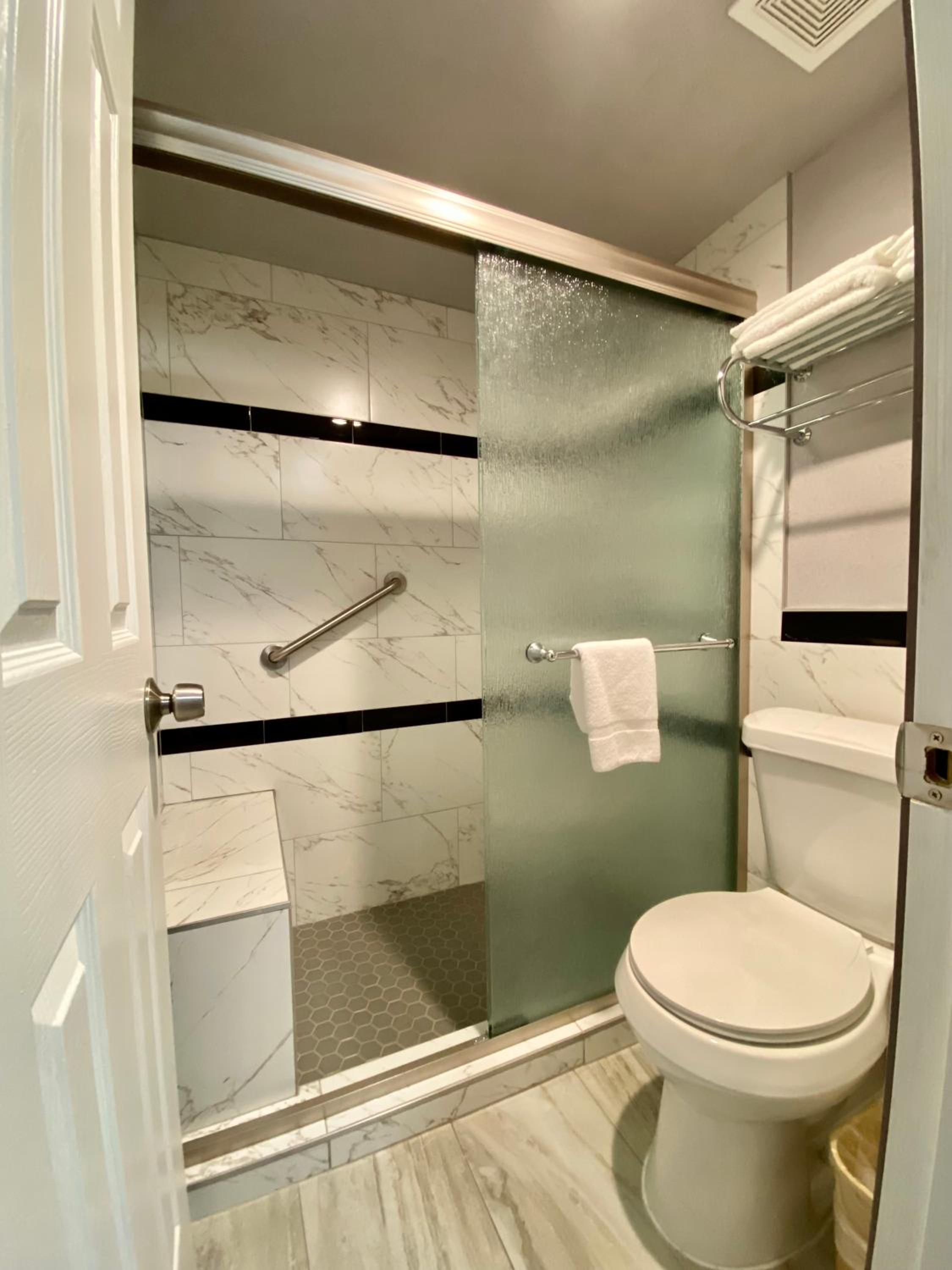Deluxe King Room - Photo 10