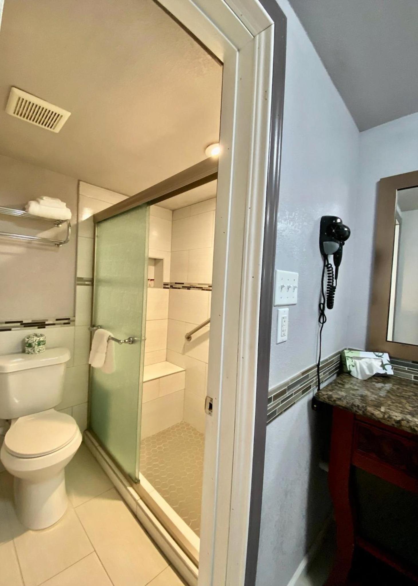 Standard King Room - Photo 3
