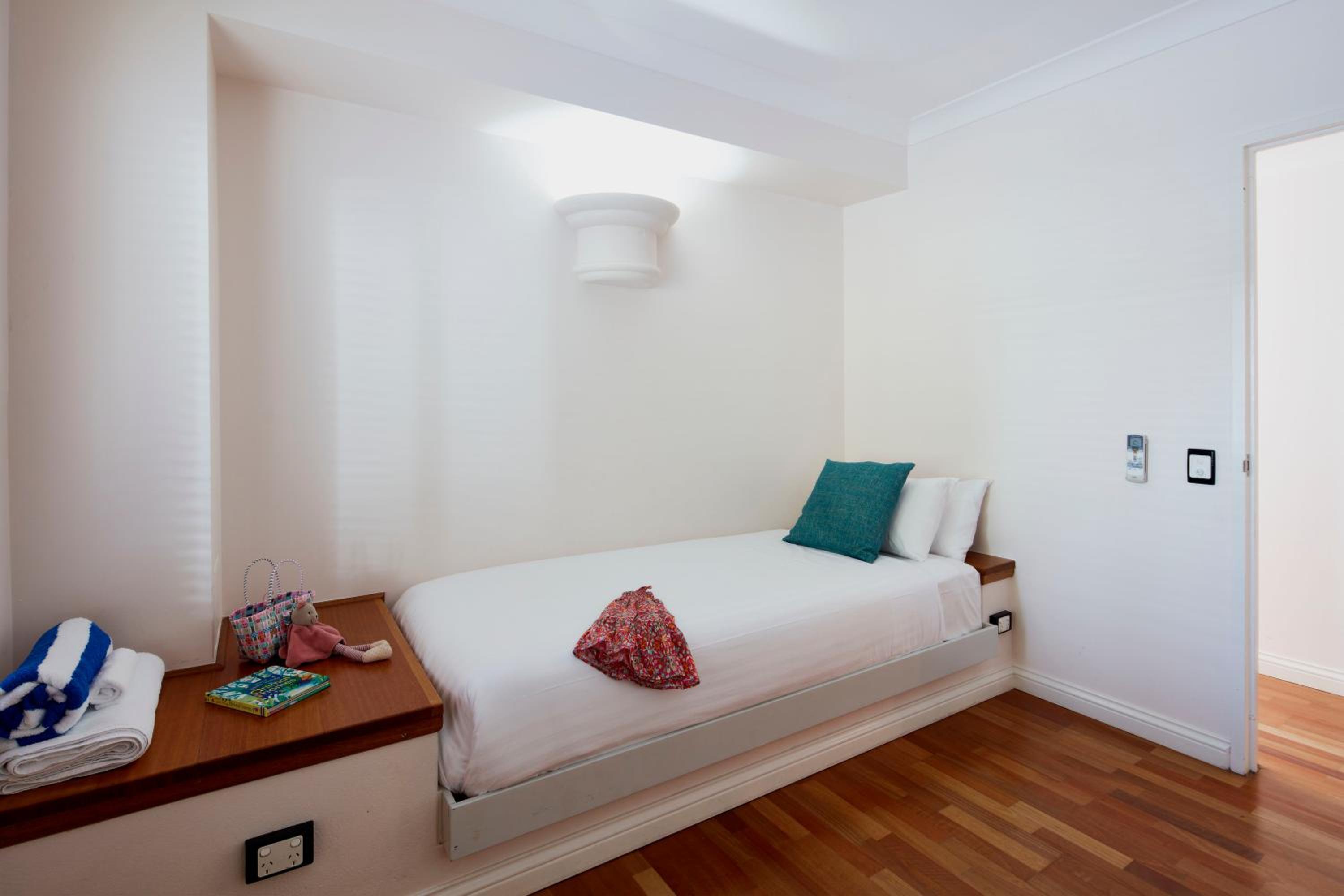 3 Bedroom Pool View Apartment - Free Parking, WiFi and Daily Beach Yoga - Photo 4