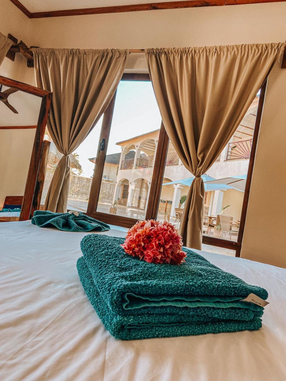 Suite with Pool View - Photo 29
