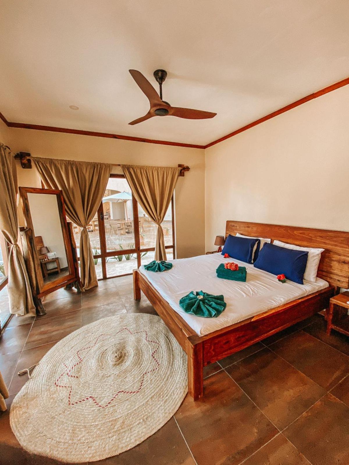 Suite with Pool View - Photo 33