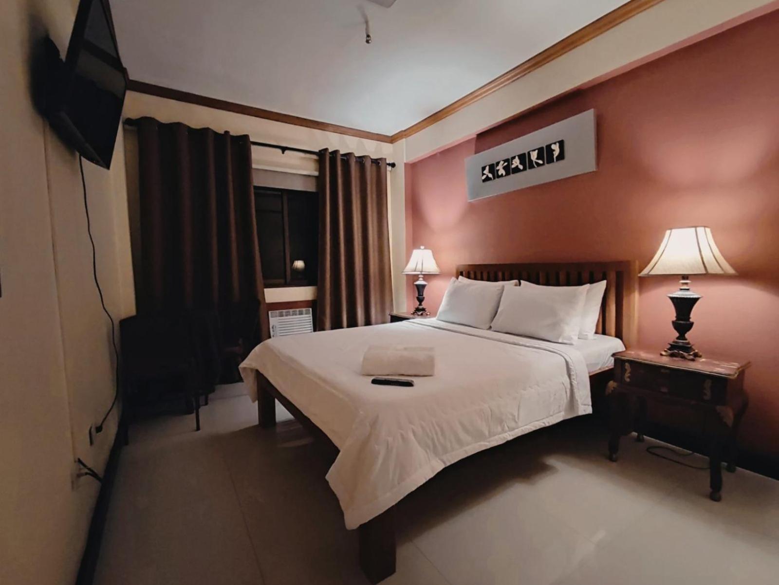 Deluxe Queen Room - Photo 8