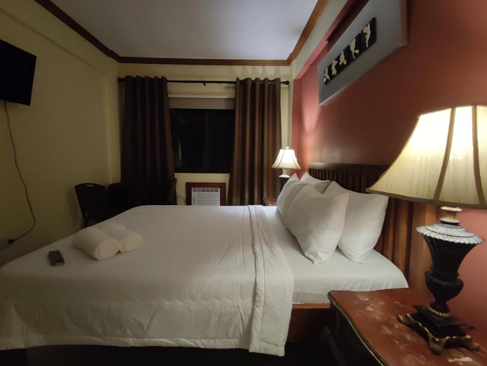 Deluxe Queen Room - Photo 10