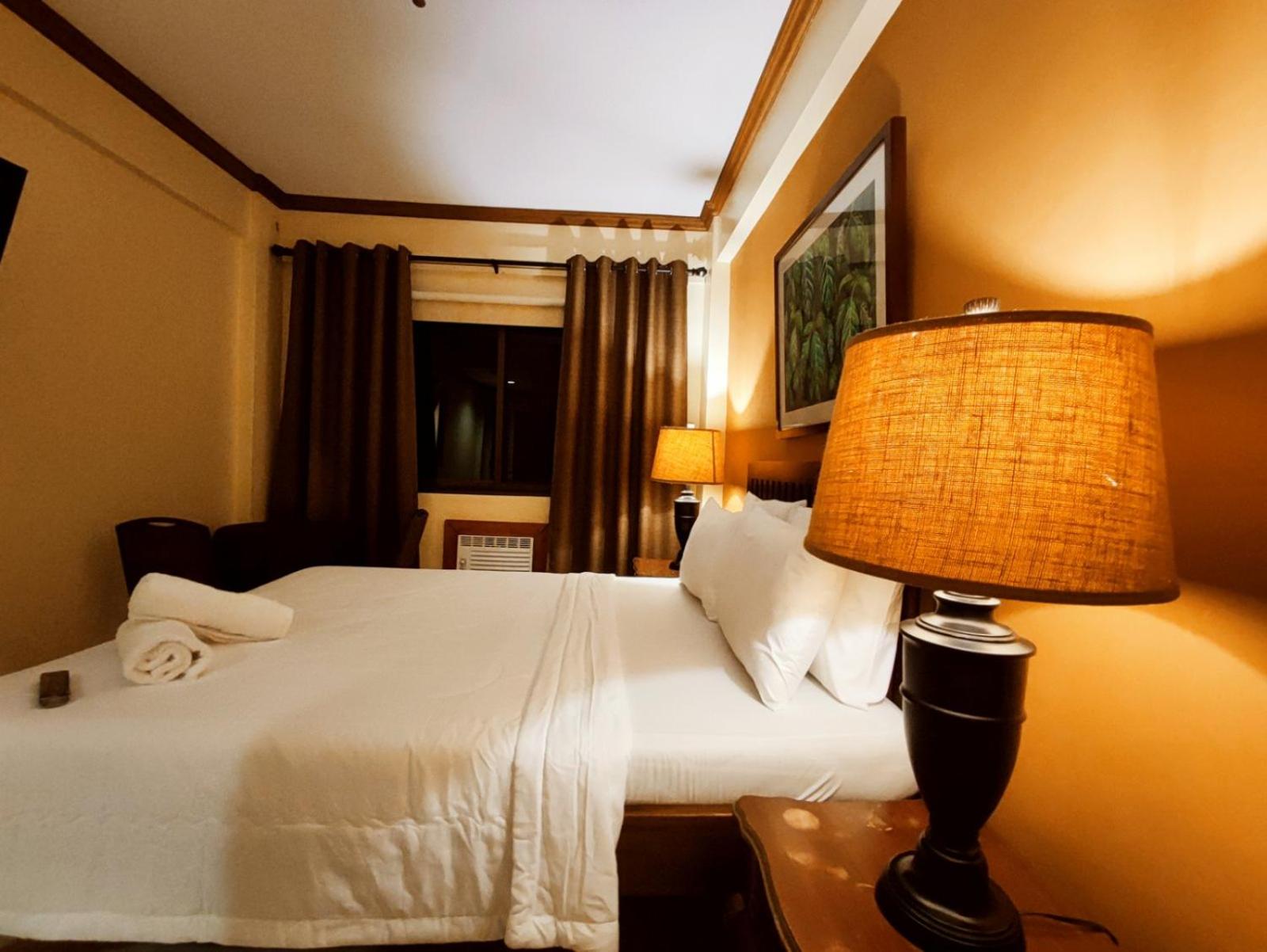 Deluxe Queen Room - Photo 9