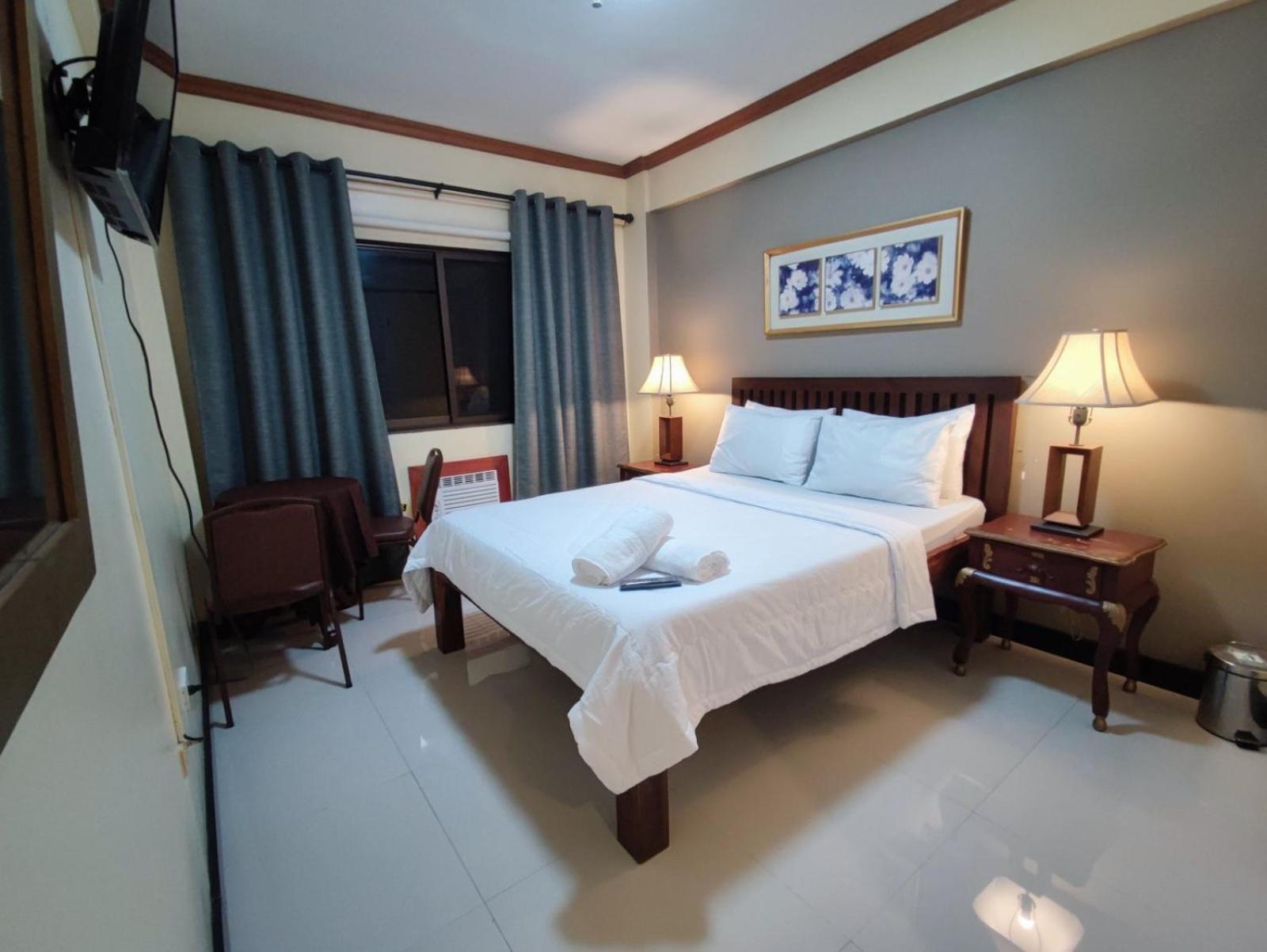 Deluxe Queen Room - Photo 11