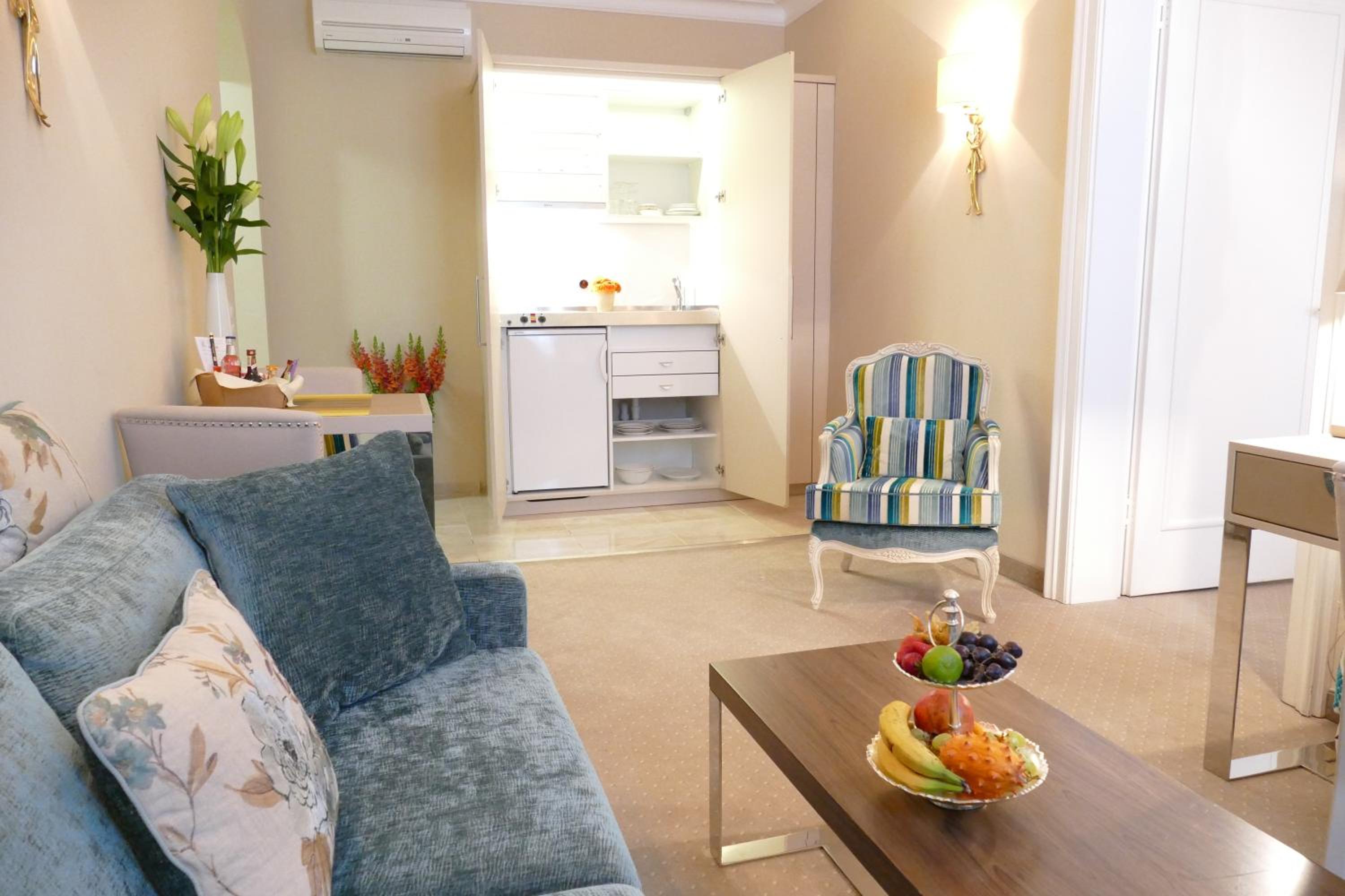 Apartment with Kitchenette