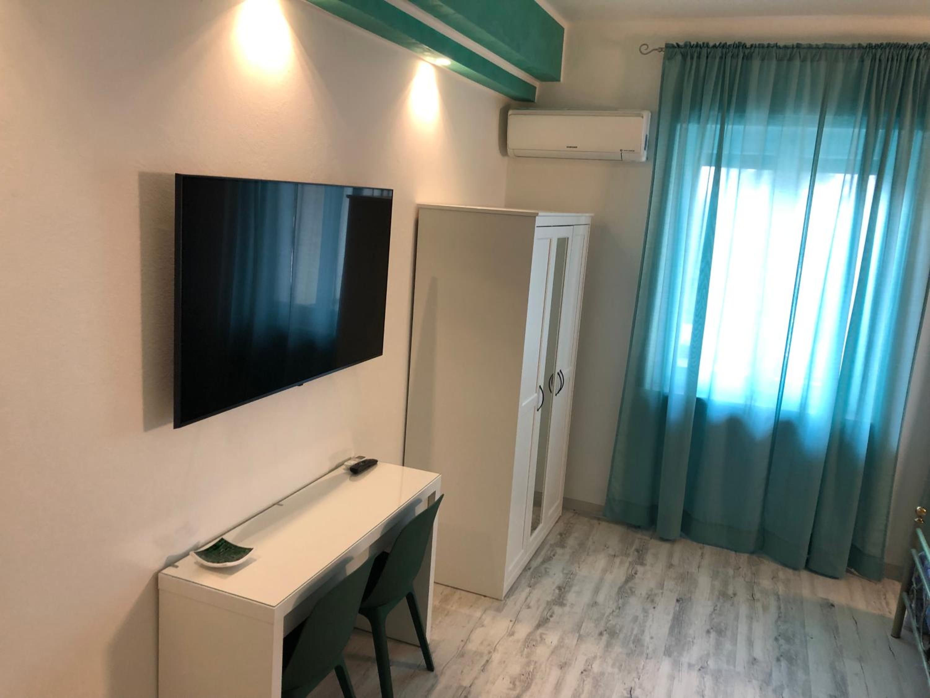 Double Room with Private Bathroom - Photo 10