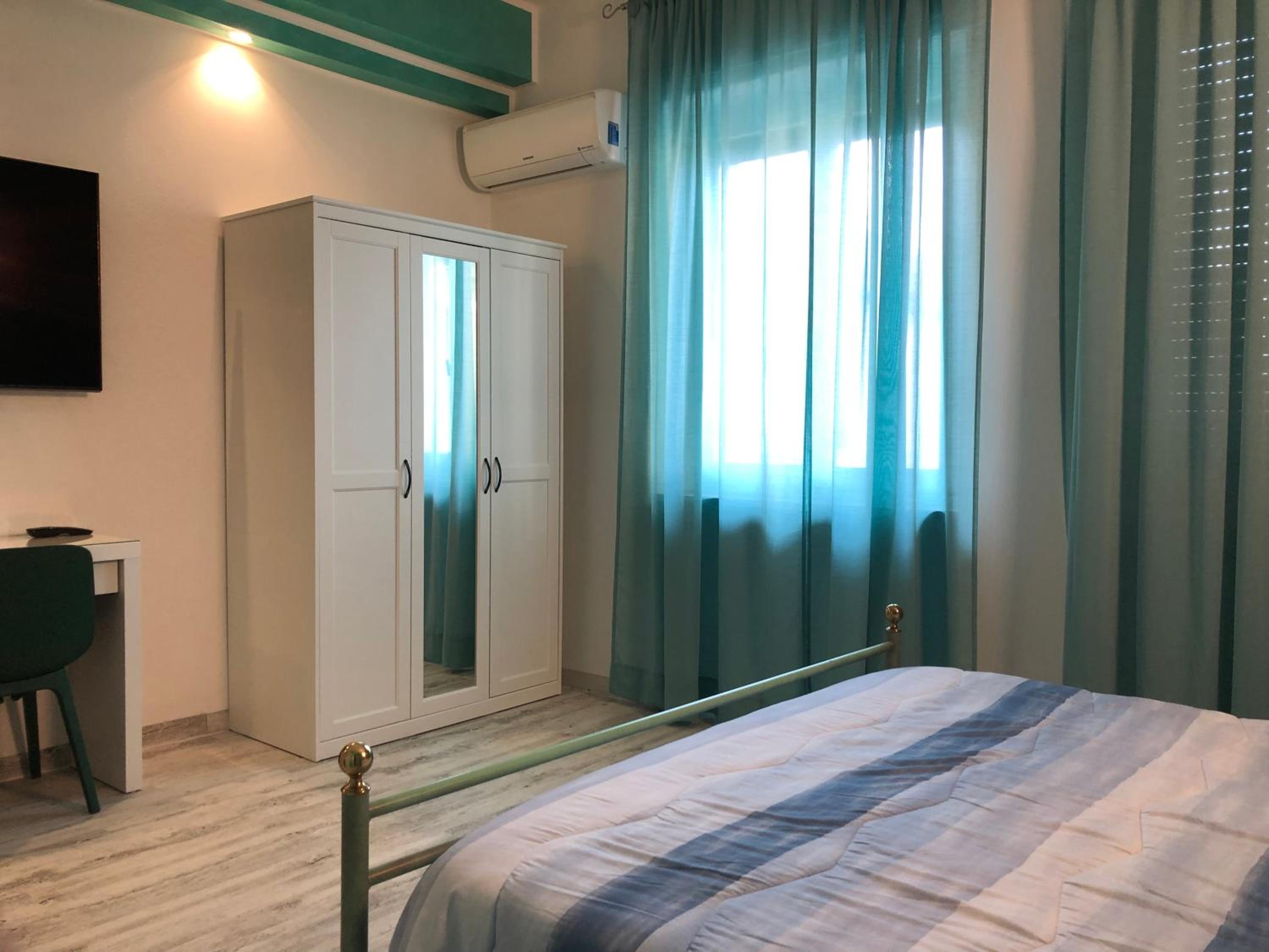 Double Room with Private Bathroom - Photo 9