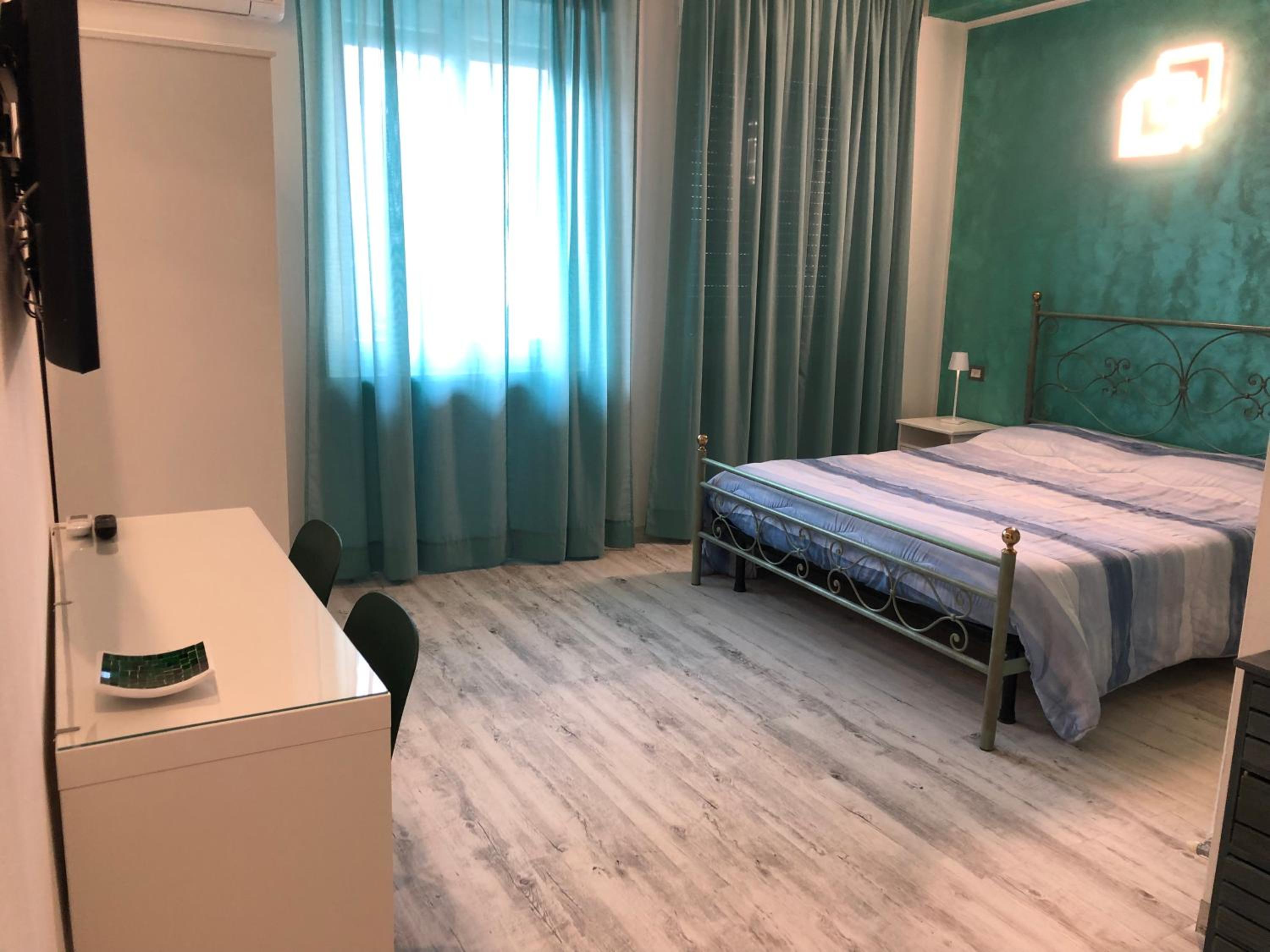 Double Room with Private Bathroom - Photo 19