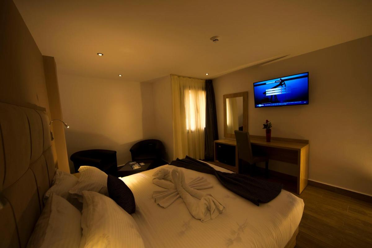 Deluxe Double Room (2 Adults + 1 Child) photo 2