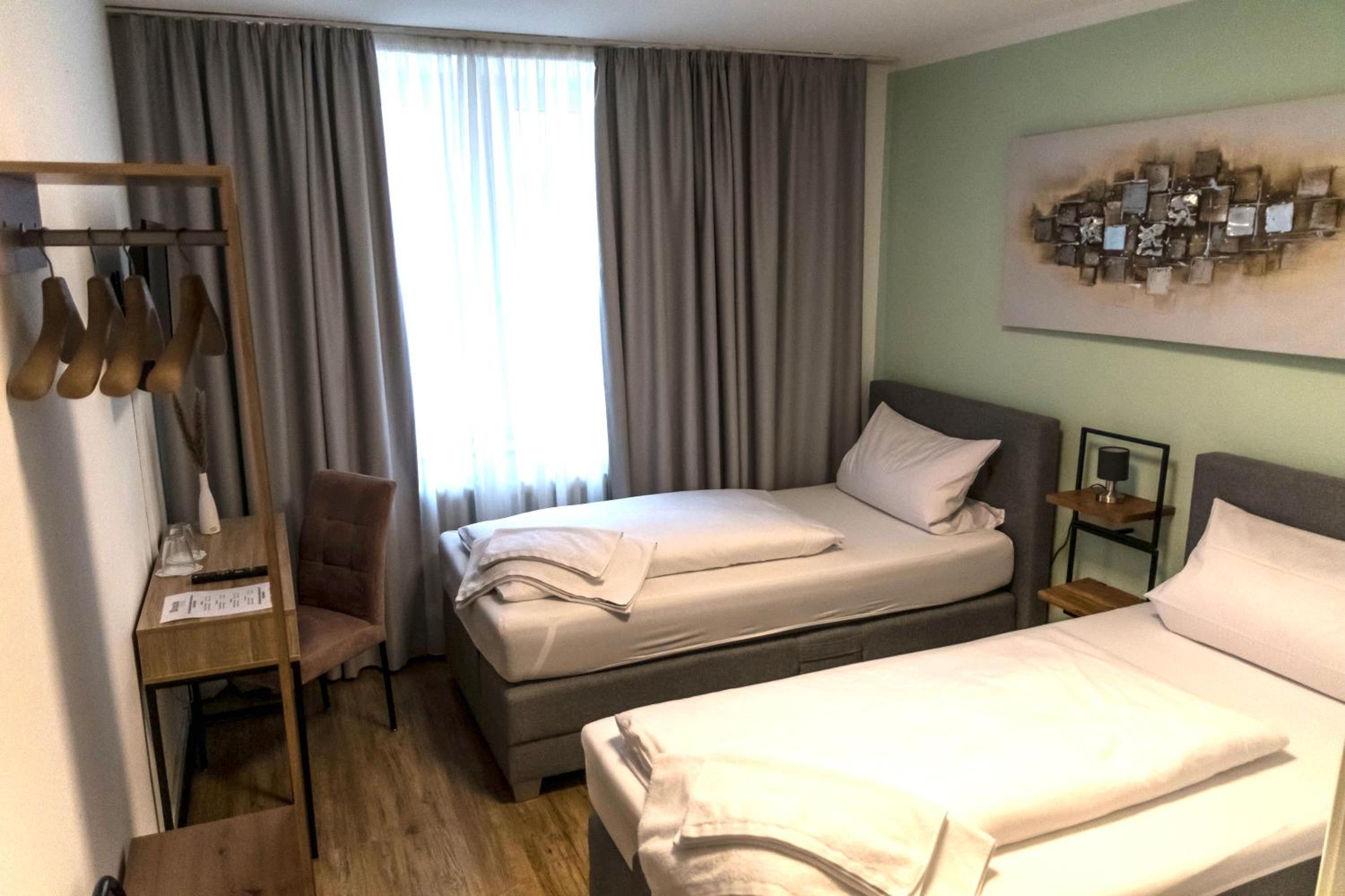 Standard Twin Room - Photo 5