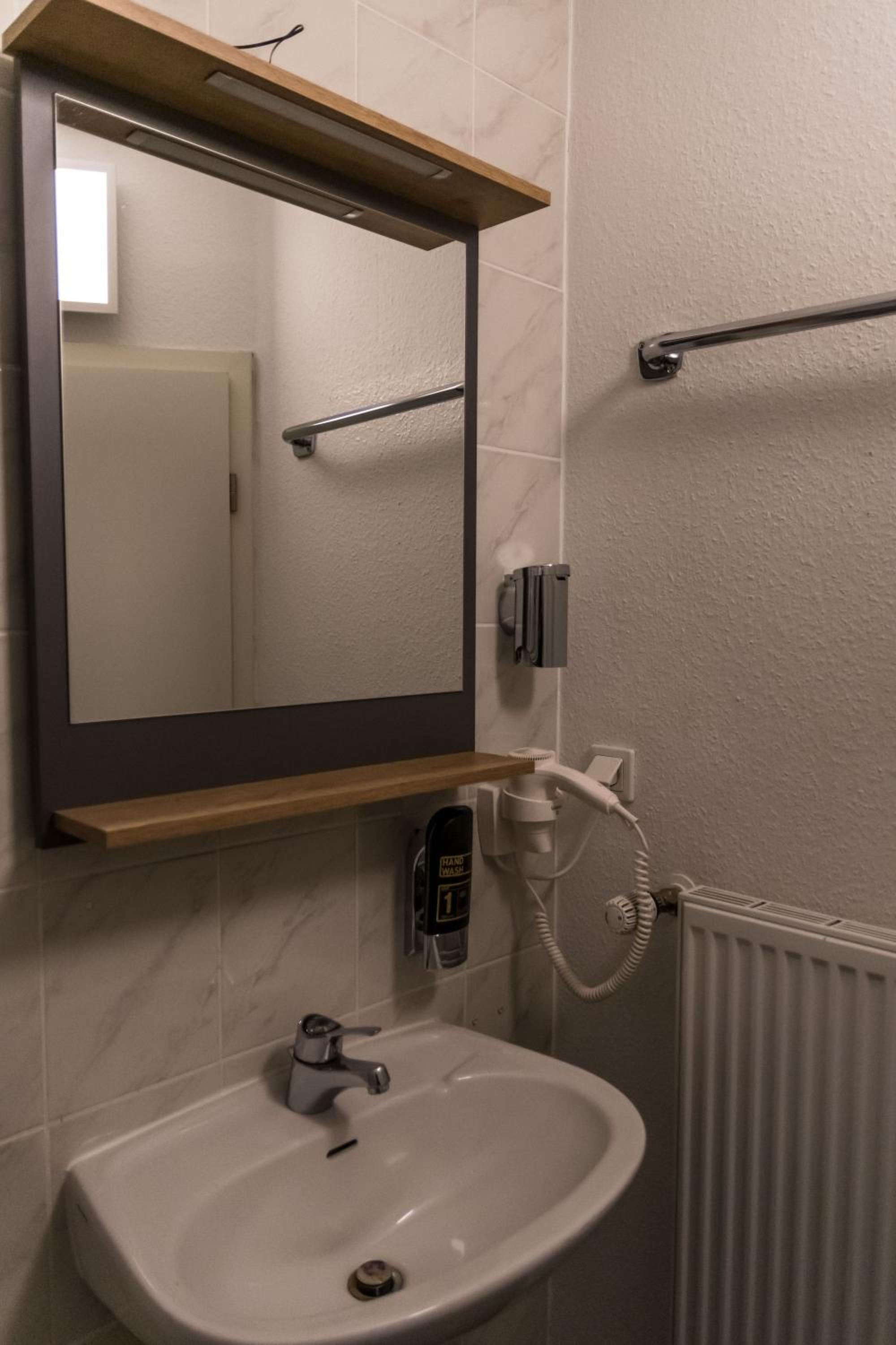 Standard Twin Room - Photo 3