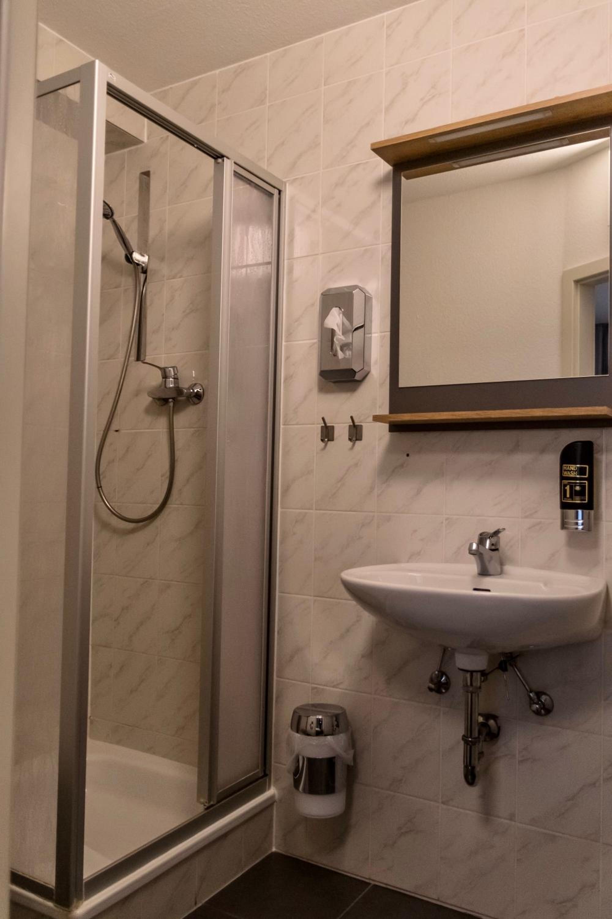 Standard Twin Room - Photo 2