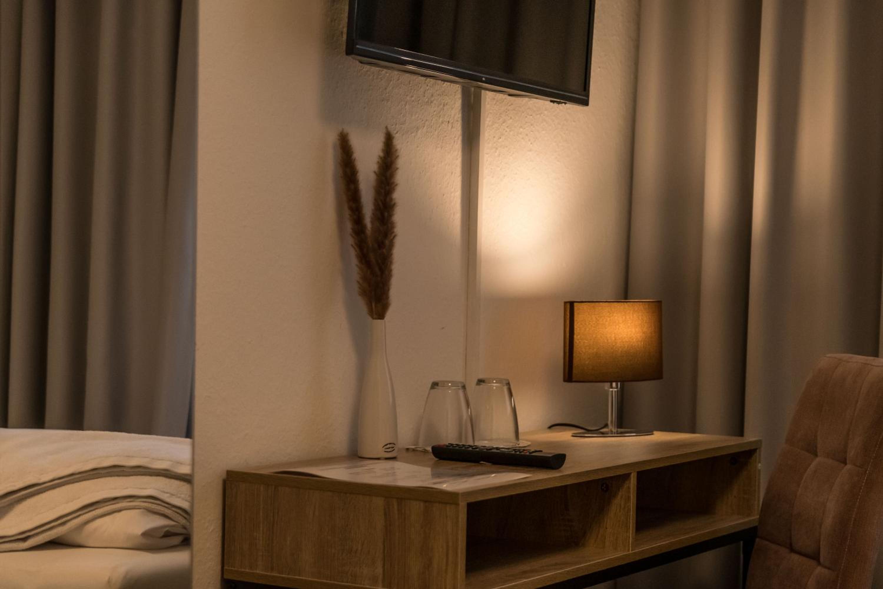 Standard Twin Room - Photo 4