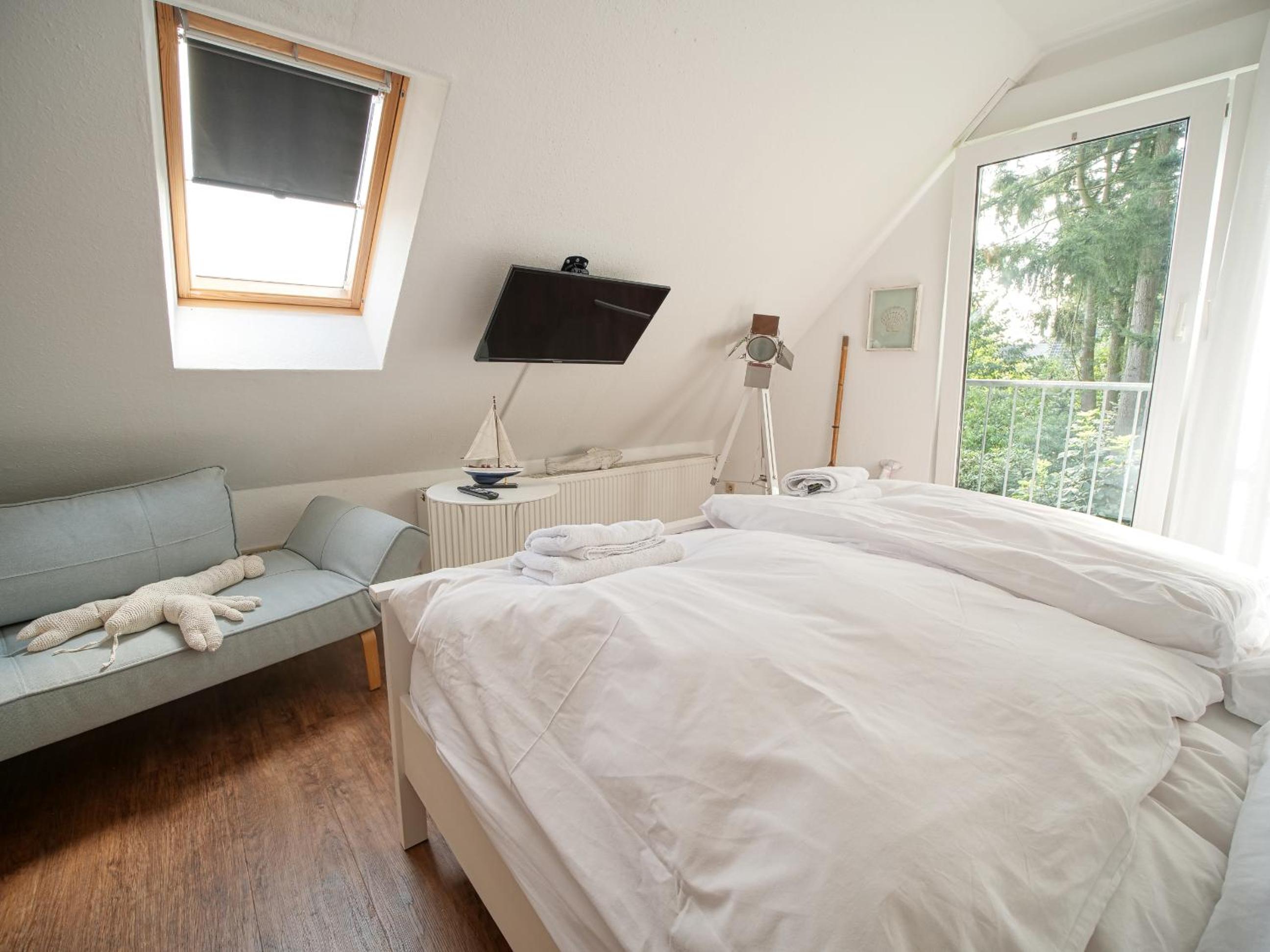 Double Room with Balcony - Photo 9