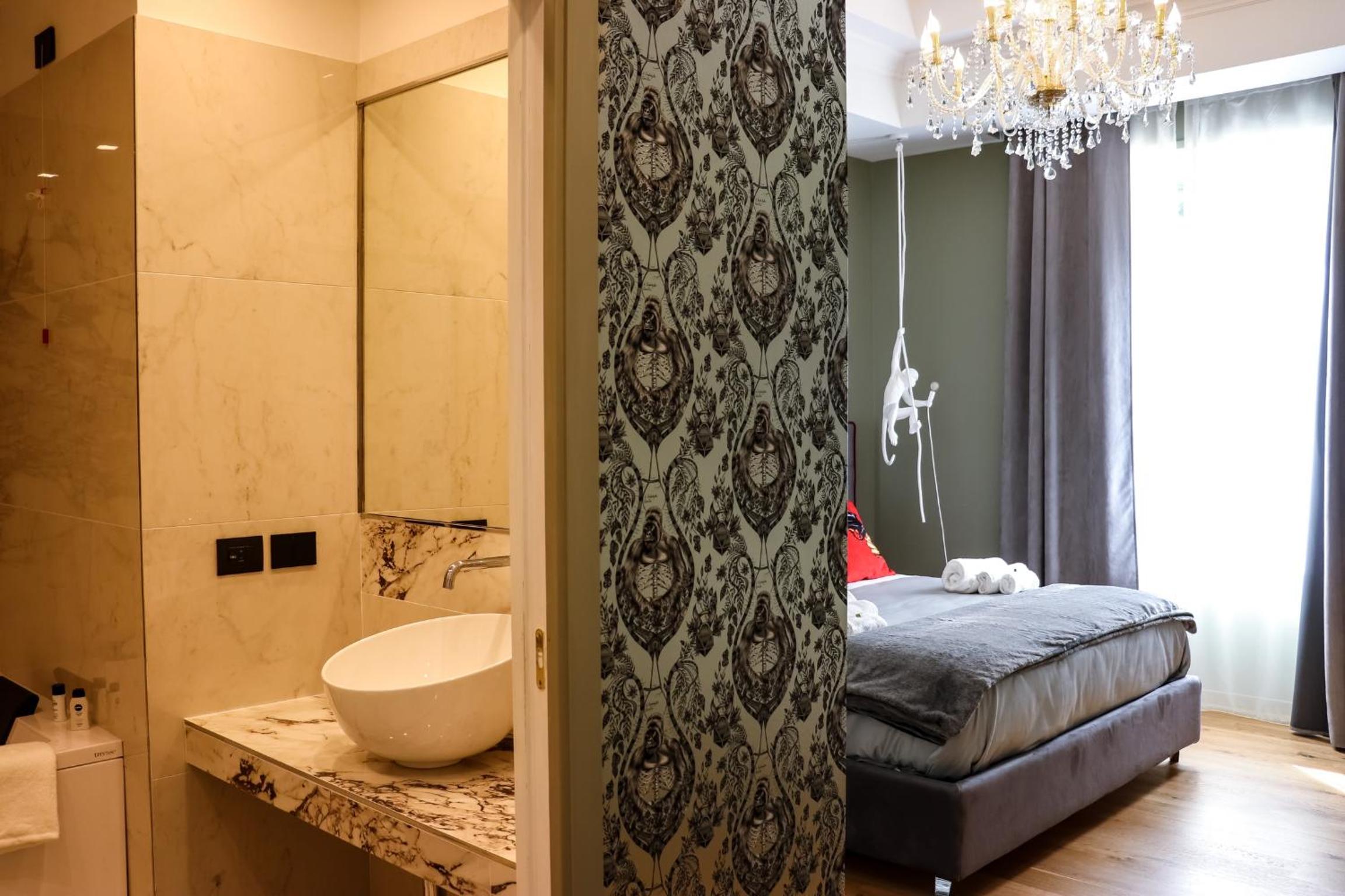 Deluxe Suite with Spa Bath - Photo 11